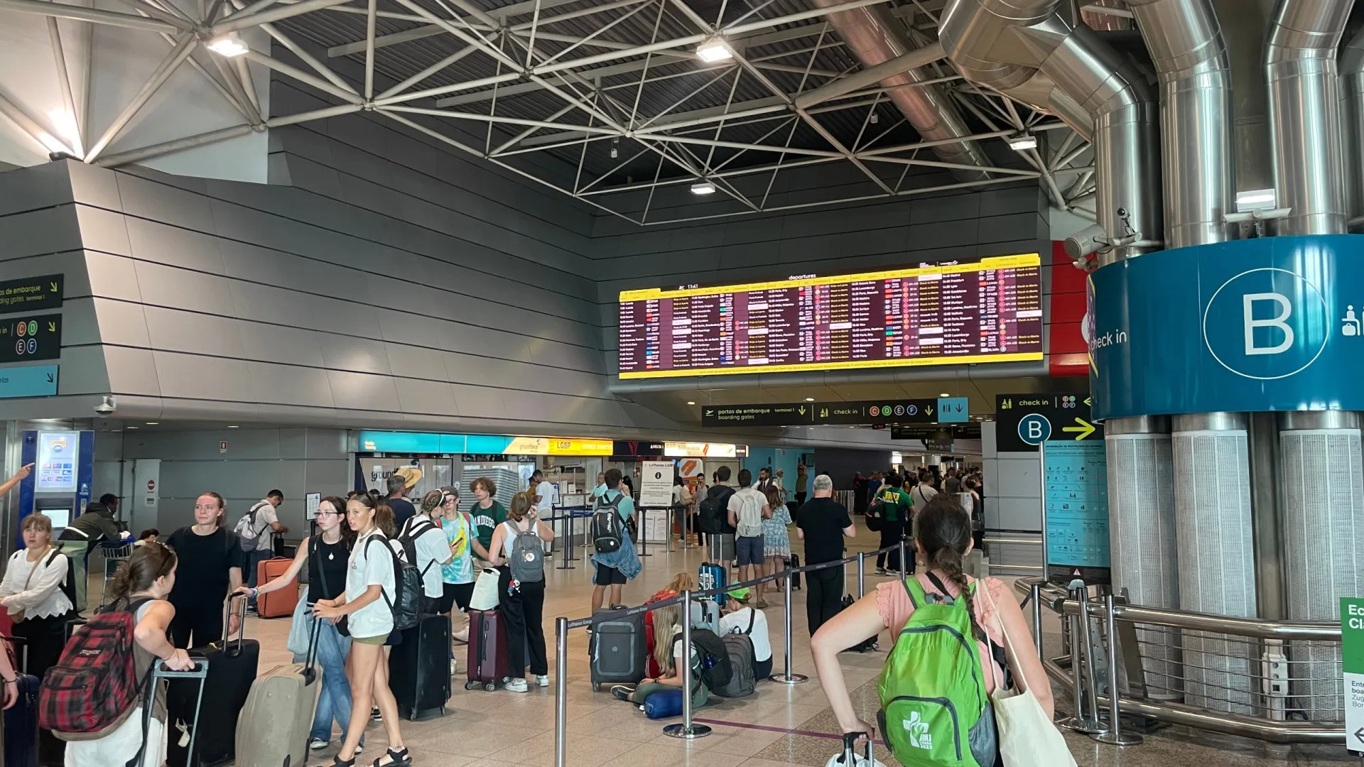 
                    PJ apanha mais de 15 mil doses de droga em bagagens. Dupla detida
                