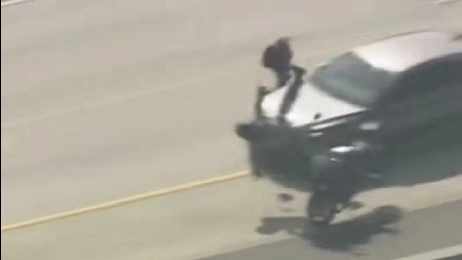 
                    Criminoso em fuga a 270km/h é abalroado por agente de folga. Veja o vídeo
                