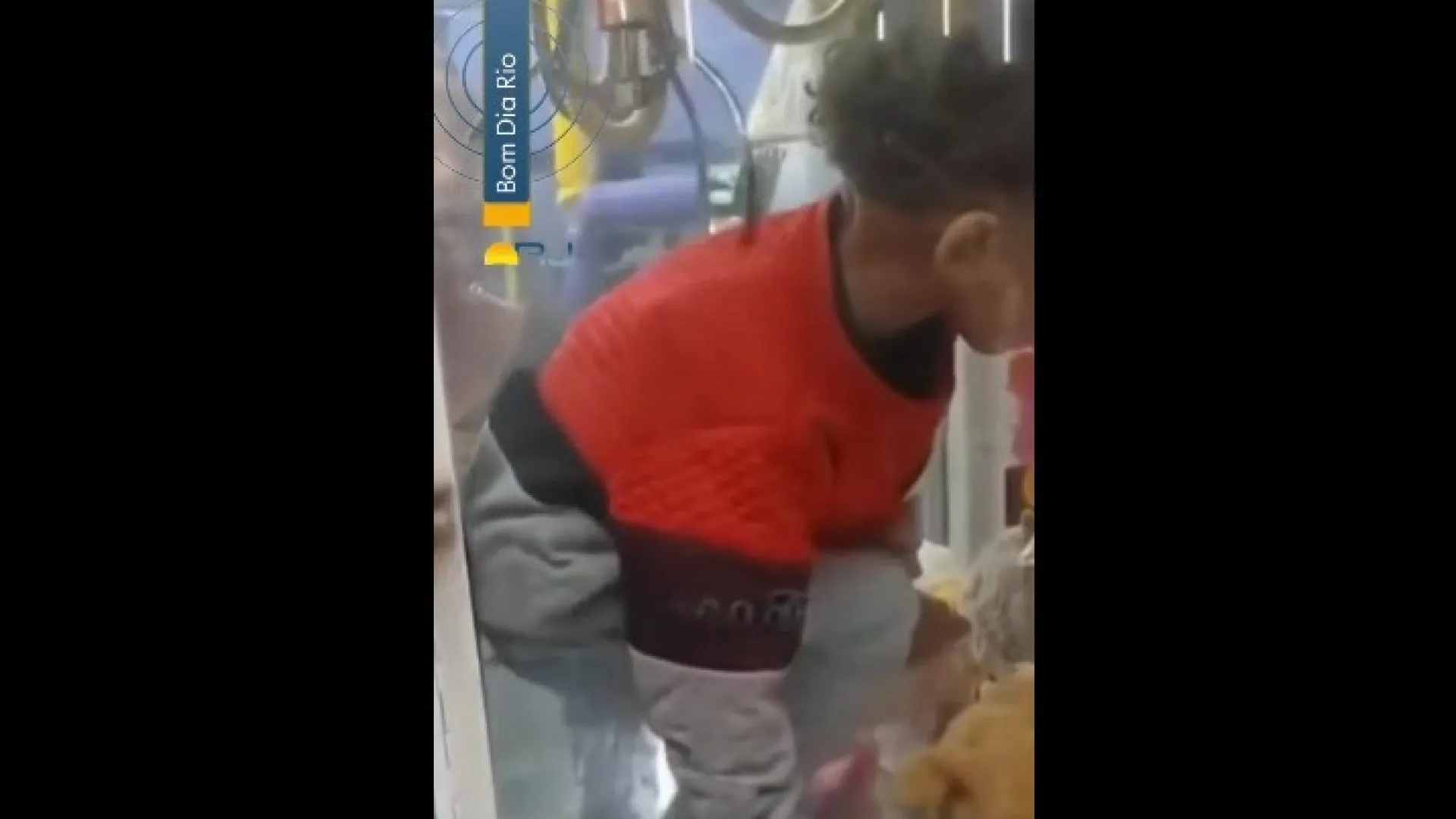 
                    Menino desaparece em jantar e é encontrado dentro de máquina de peluches
                