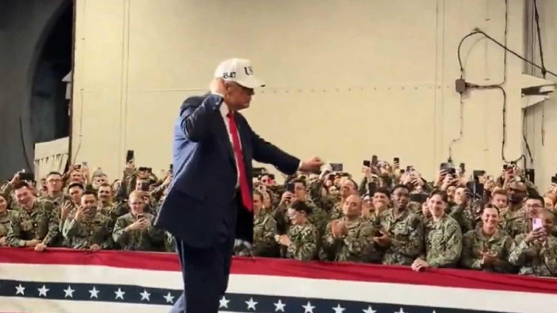 
                    Donald Trump protagoniza (novo) momento de dança... agora, no Japão
                