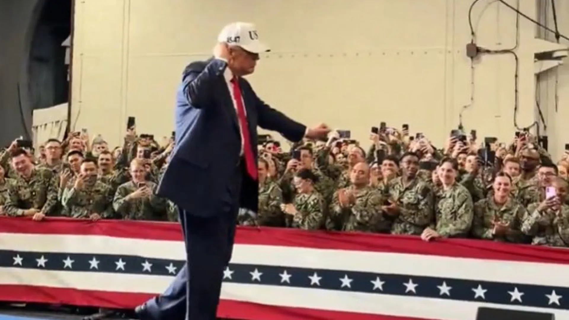 Donald Trump protagoniza (novo) momento de dança... agora, no Japão