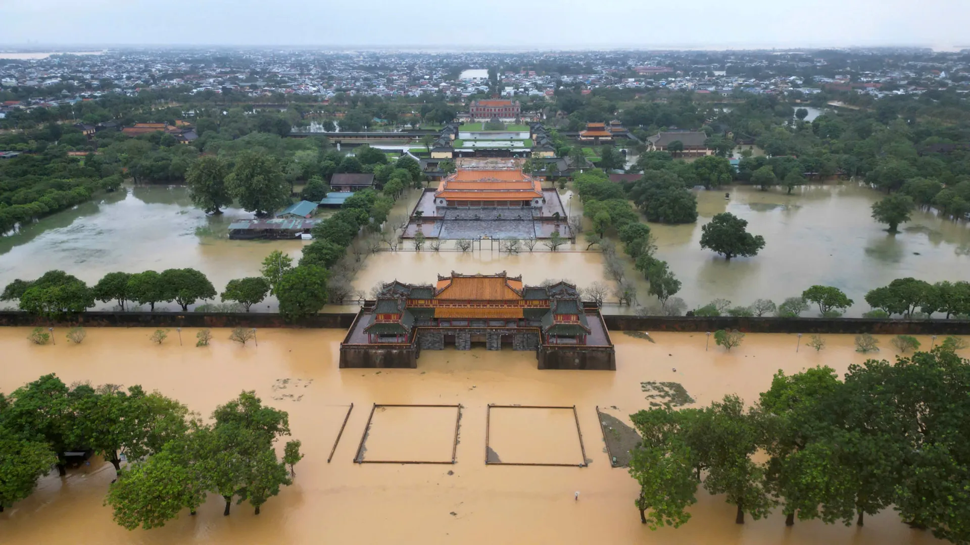 Chuva causa inundações nas cidades históricas vietnamitas de Hué e Hoi An