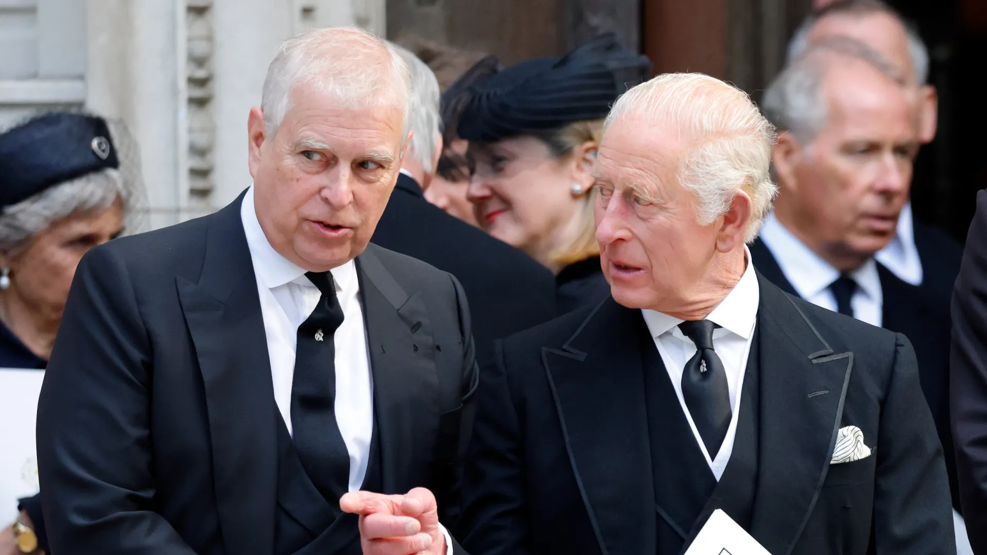 
                    Rei Carlos III quebra silêncio sobre detenção do irmão, ex-príncipe André
                