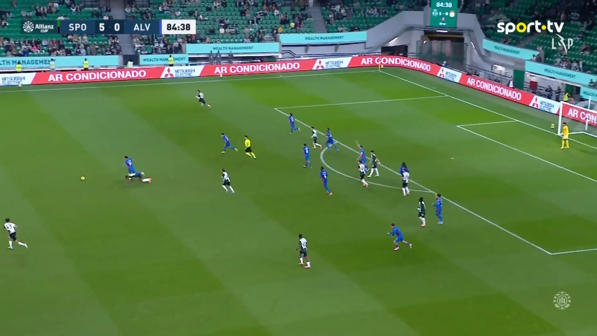 Matheus Reis escorregou e Sandro Lima só parou com a bola na baliza