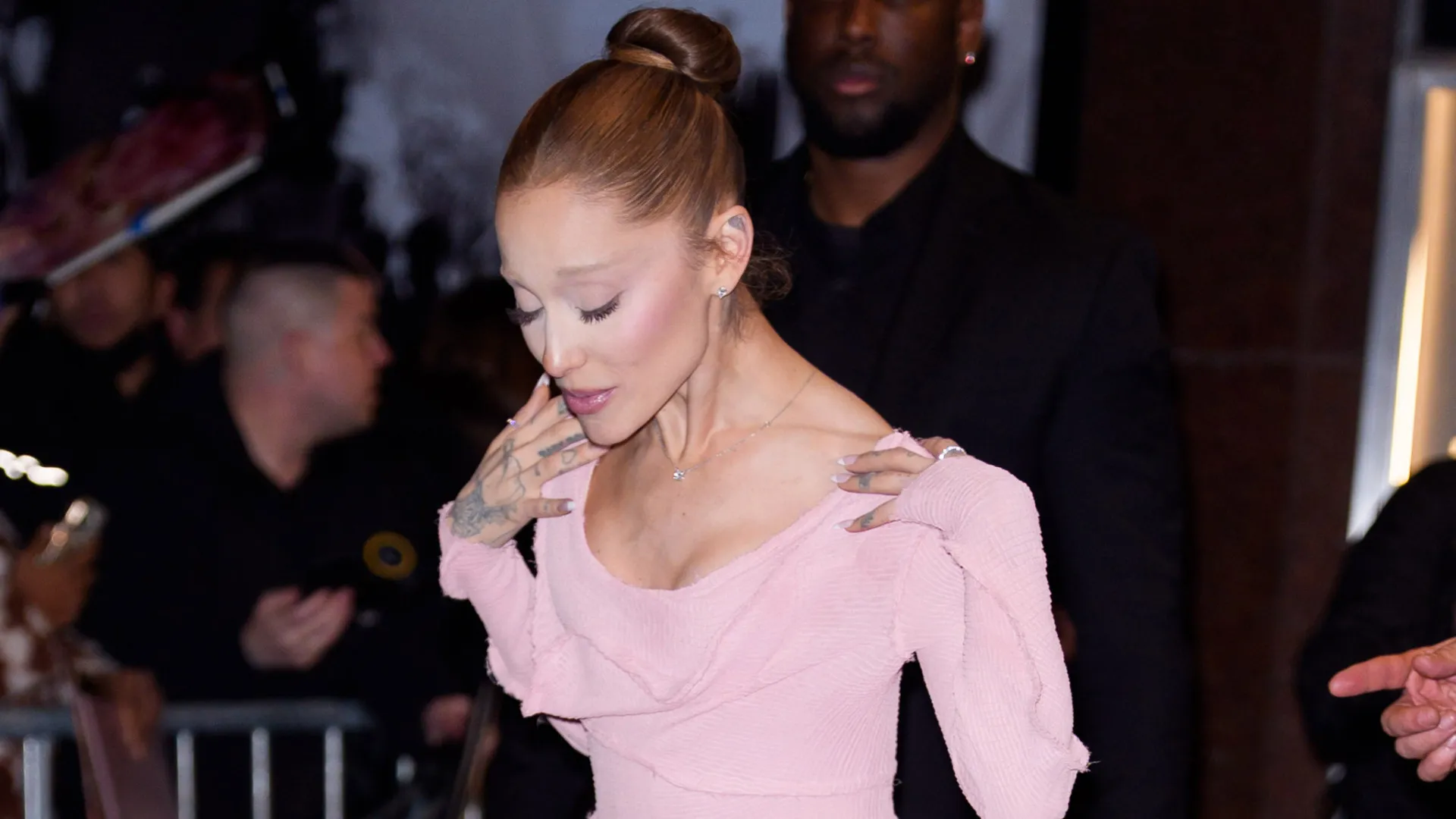 Ariana Grande junta-se a ex-colegas da Broadway e aposta em look rosa