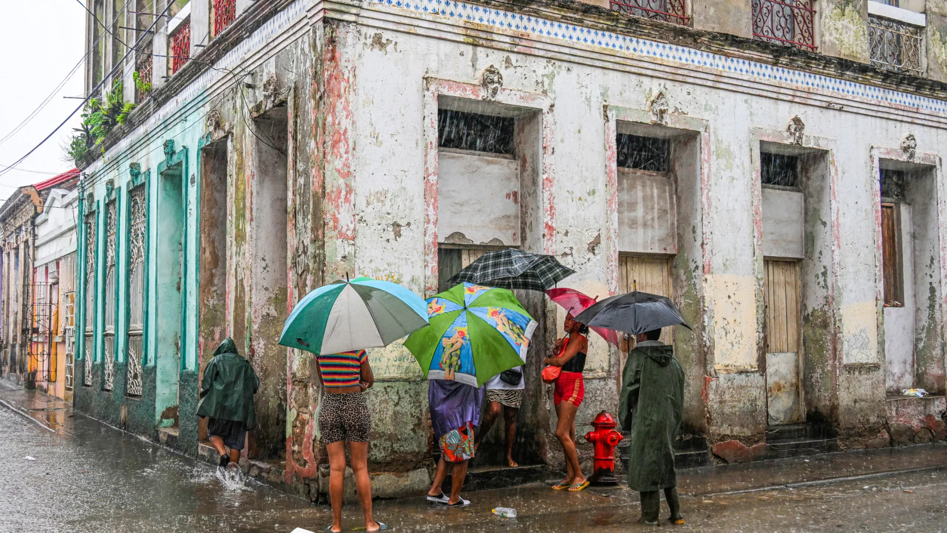 
                    Furacão Melissa baixa à categoria 3 perto de Cuba com ventos de 205 km/h
                