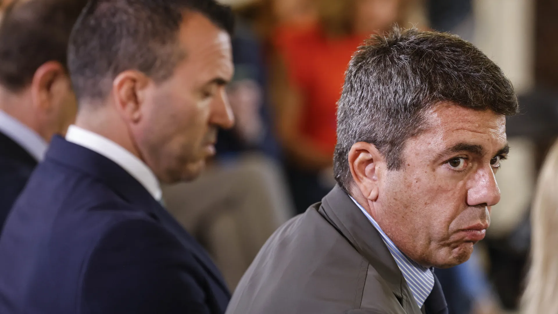 
                    Presidente demissionário de Valência atribui culpas a Estado central
                