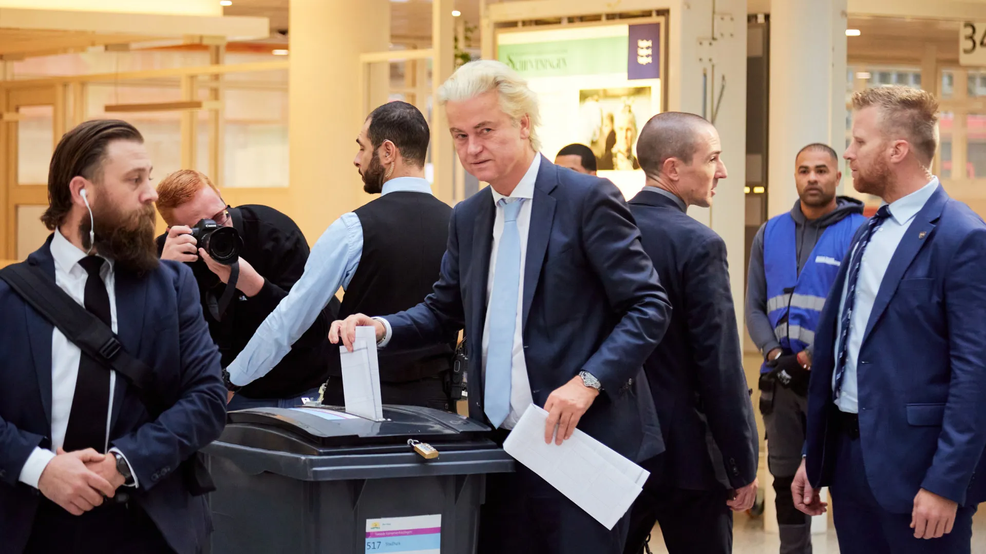 
                    Líder da extrema-direita pede apoio e participação depois de votar em Haia
                