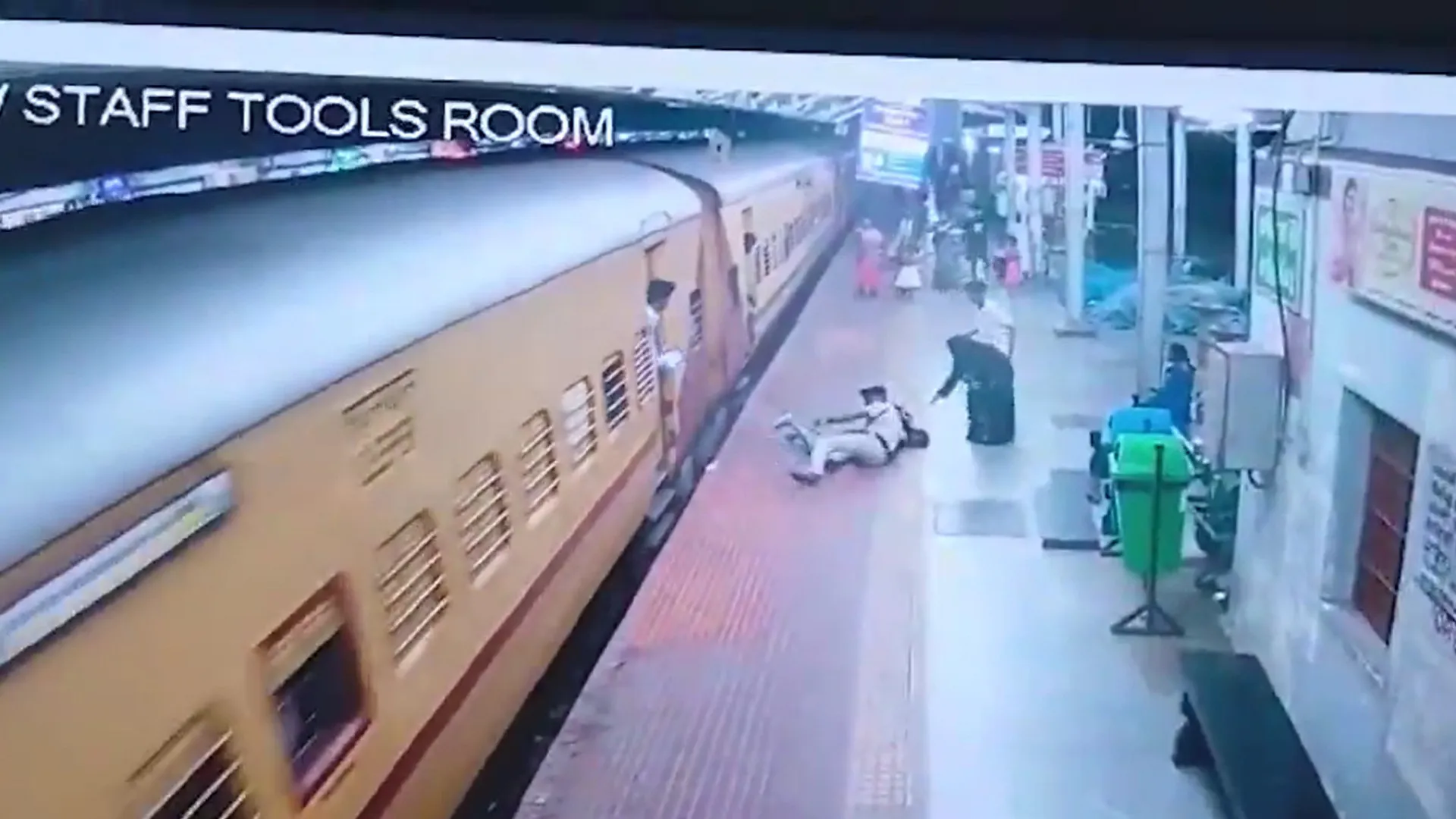 Escorrega a tentar entrar num comboio em movimento na Índia e é resgatada