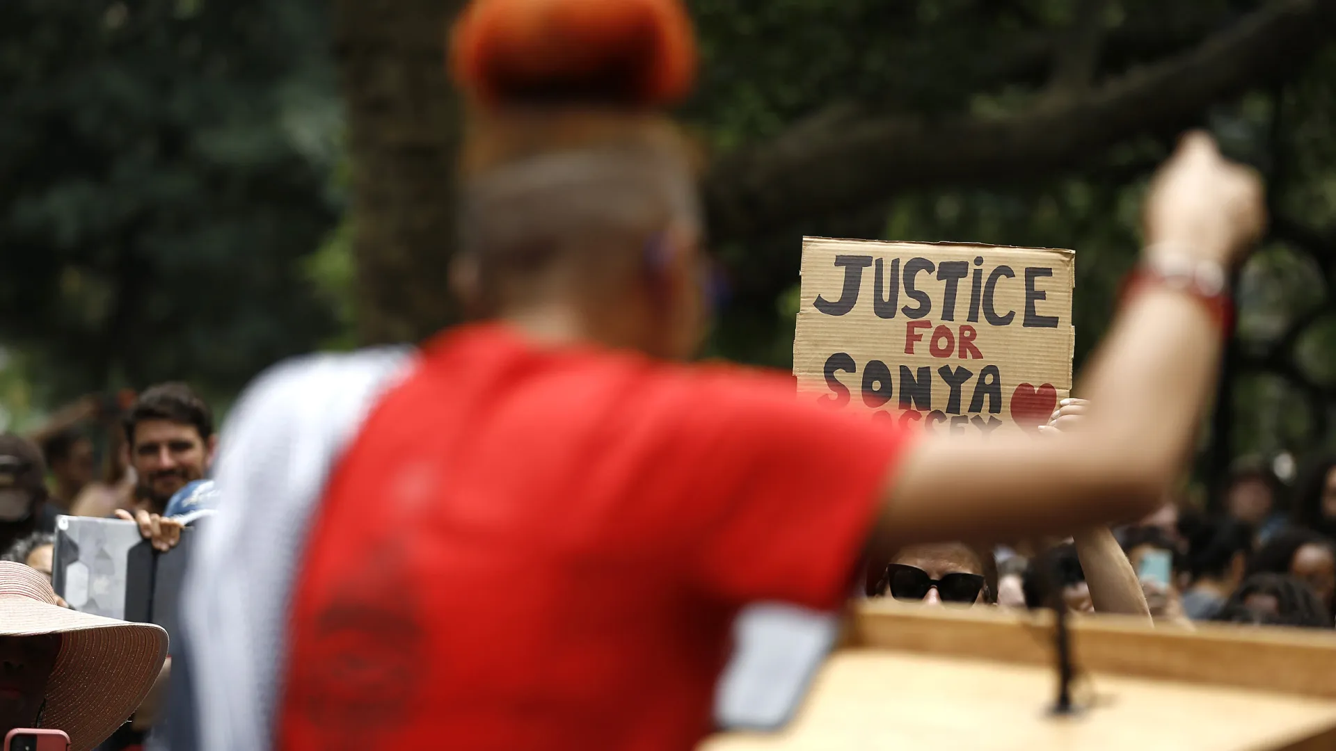 
                    EUA. Ex-polícia acusado de morte de mulher que ligou ao 911 a pedir ajuda
                