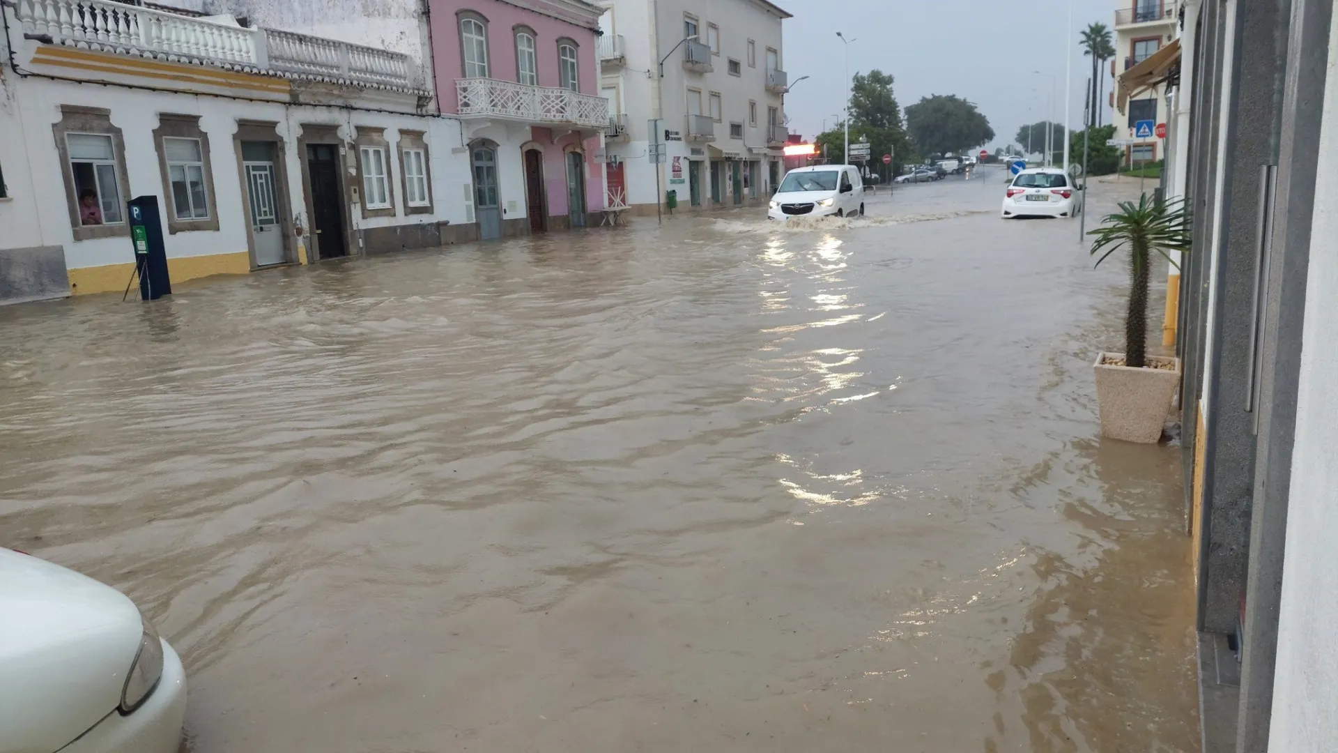 
                    Mau tempo provocou mais de mil ocorrências. País em alerta até 6.ª-feira
                