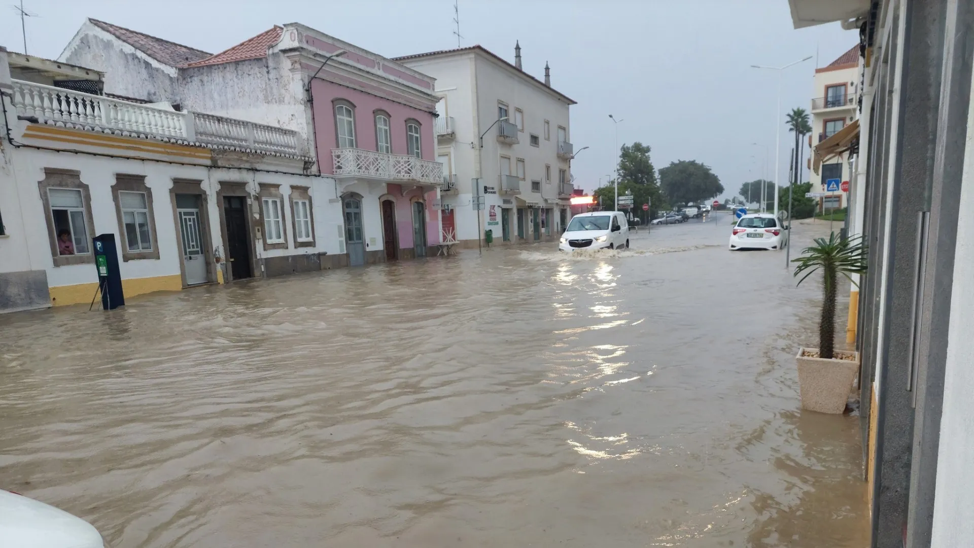 Mau tempo provocou mais de mil ocorrências. País em alerta até 6.ª-feira
