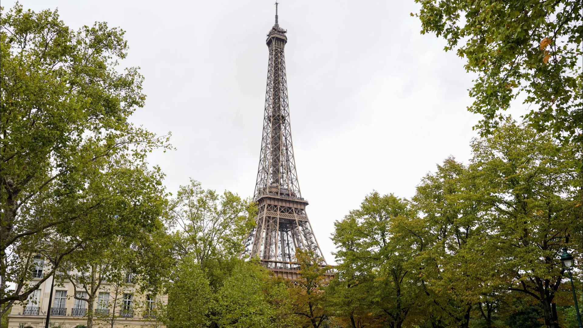 
                    Homem invadiu Torre Eiffel, passou lá a noite e saiu sem ninguém perceber
                