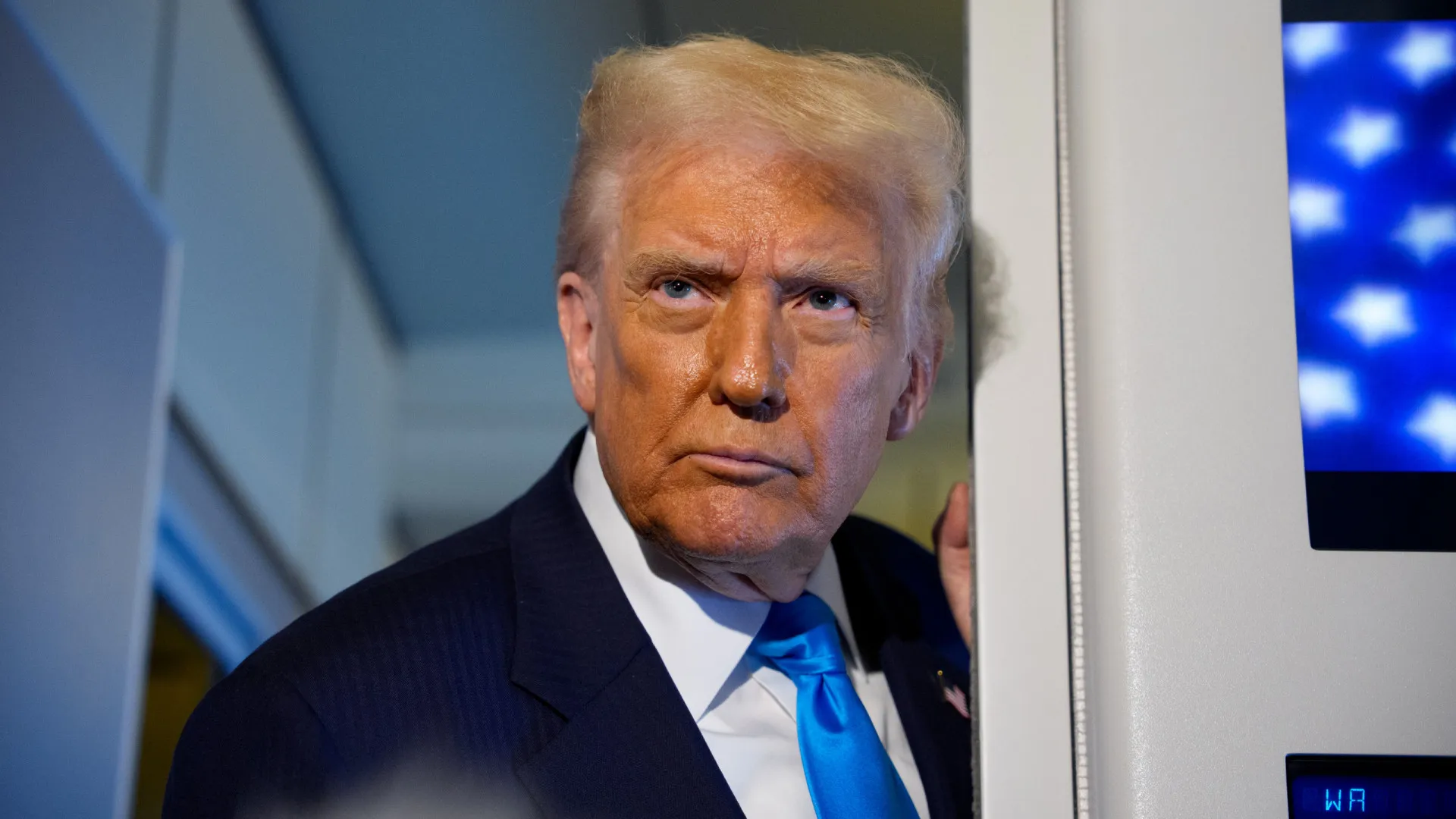 
                    Trump ameaça aumentar tarifas alfandegárias sobre produtos mexicanos
                