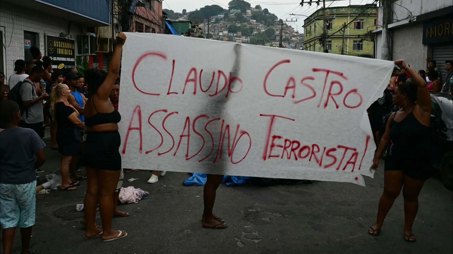 Rio confirma 121 mortos, Procuradoria fala em 132. Lula