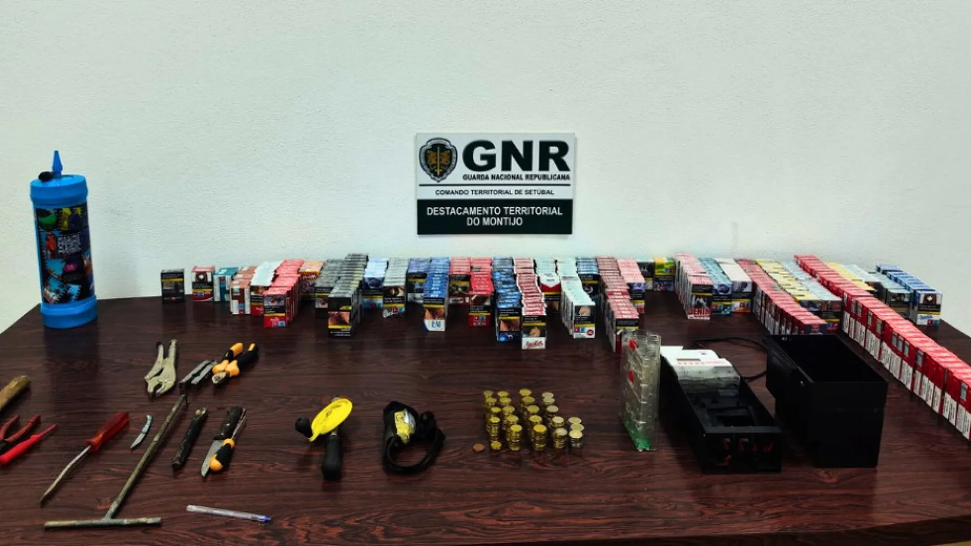 
                    GNR detém trio após furto de 350 maços de tabaco no Barreiro
                