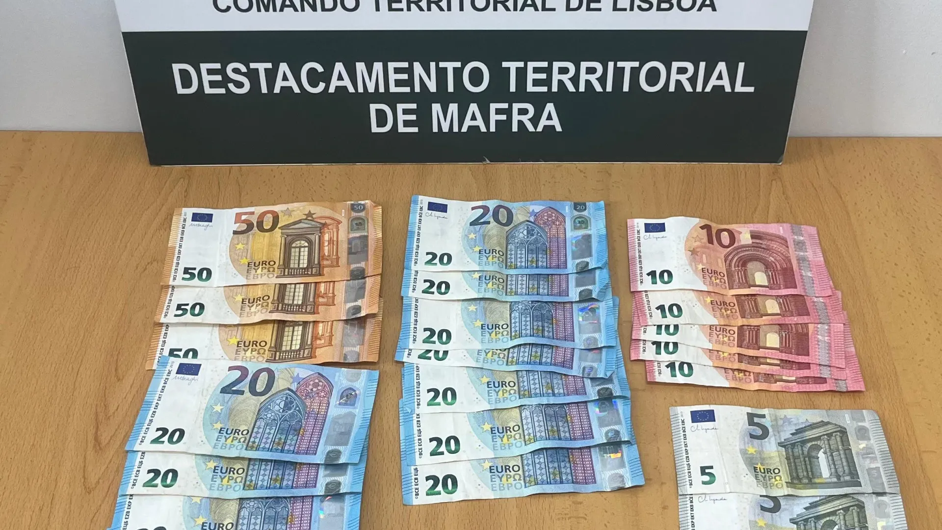 
                    Homem de 31 anos detido por vender droga junto a escola em Mafra
                