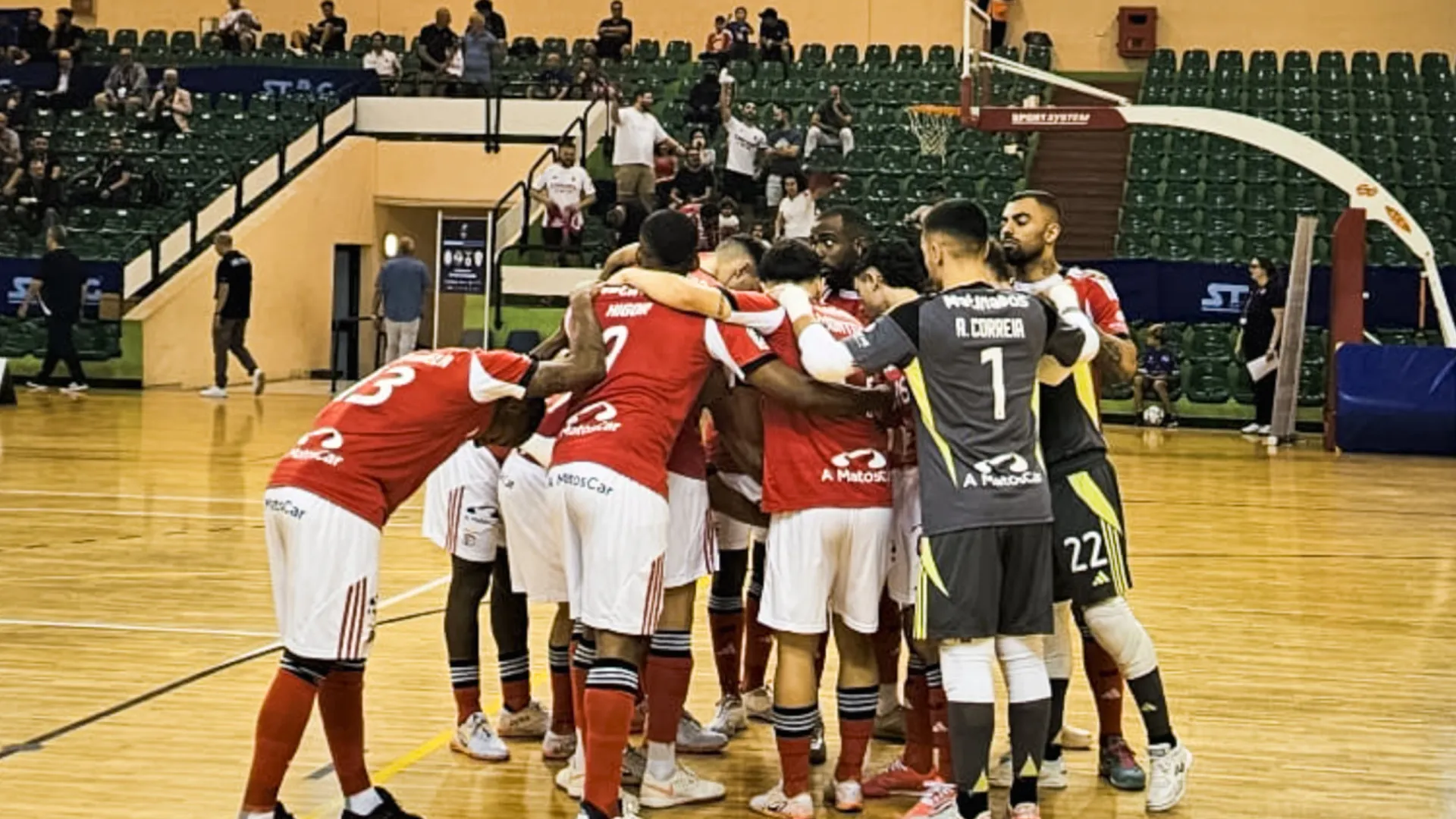 
                    Benfica não ganha para o susto na receção ao Caxinas
                