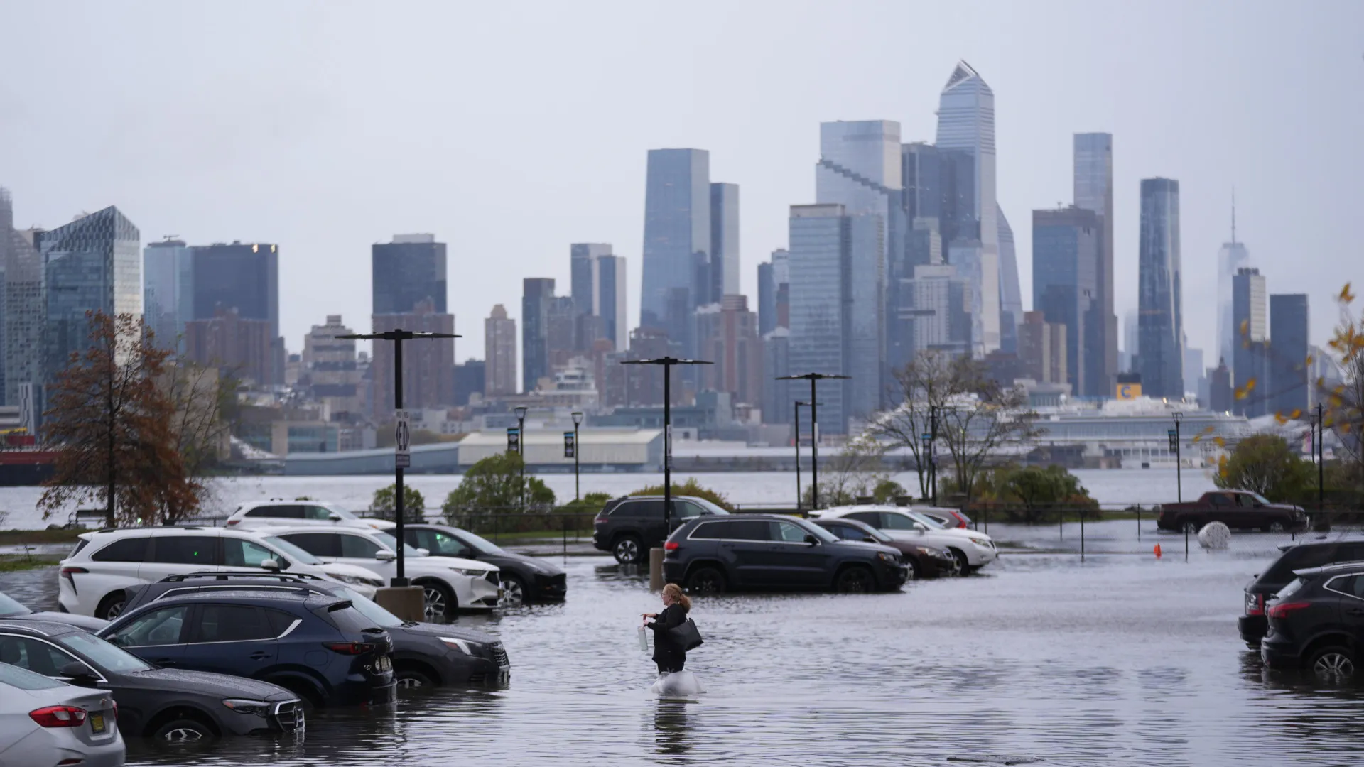 
                    Chuva forte deixa Nova Iorque sob água. Duas pessoas encontradas mortas
                