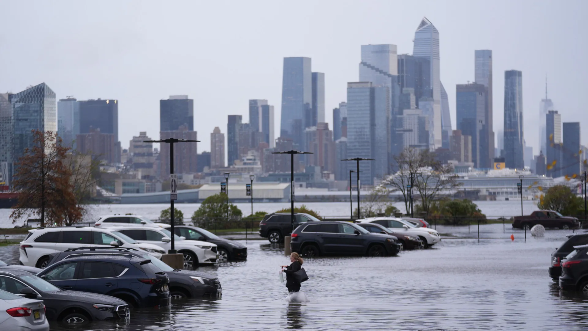 Chuva forte deixa Nova Iorque sob água. Duas pessoas encontradas mortas