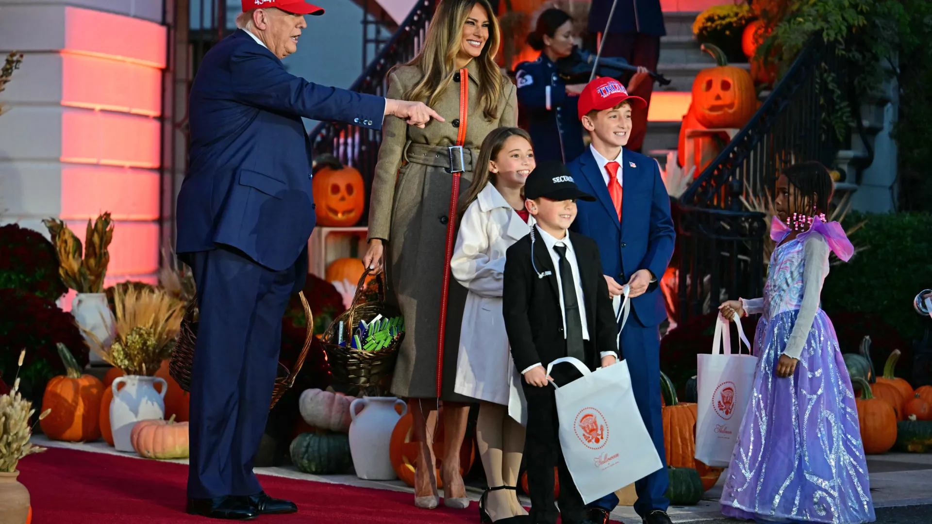 Casa Branca recebeu centenas de crianças para 'brincar' ao Halloween