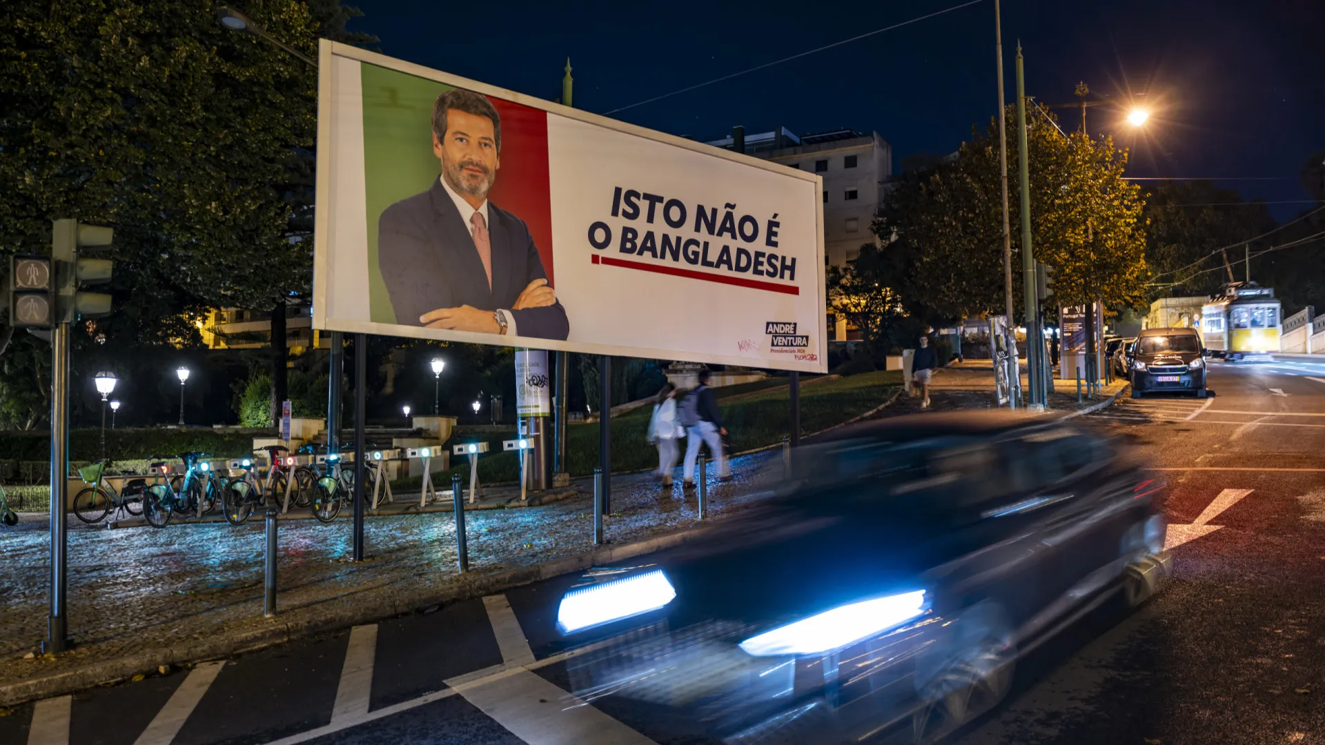 
                    Cartazes de Ventura e Saúde agitam campanha a 2 meses das Presidenciais
                