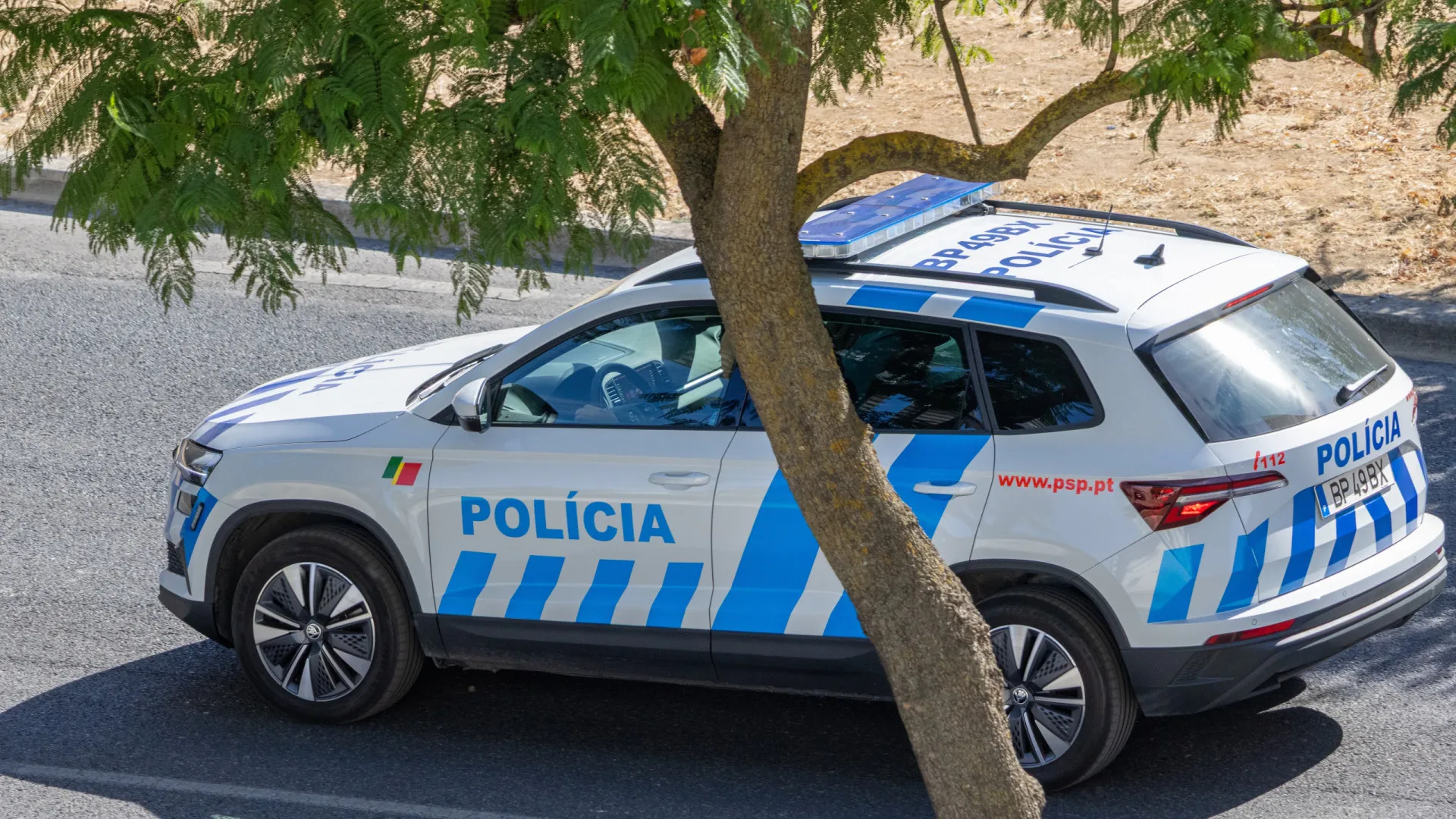 
                    Homem suspeito de furtar atira pó de extintor a populares no Porto 
                