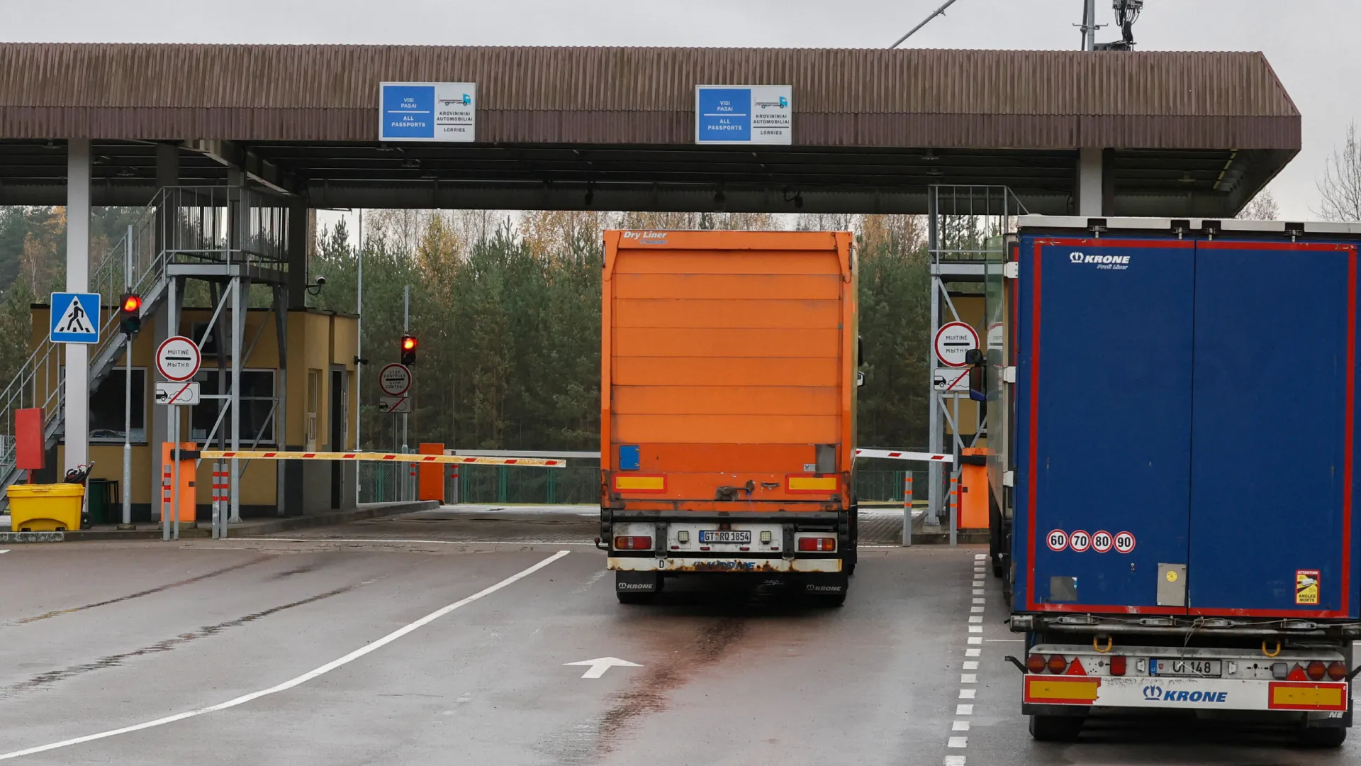 
                    Dois mil camiões retidos na Bielorrússia após Lituânia fechar fronteira
                