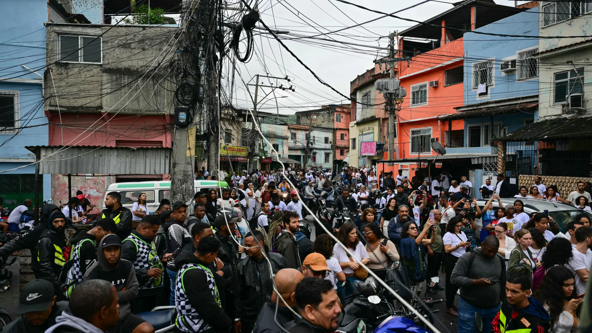 
                    Moradores das favelas do Rio de Janeiro protestam contra 