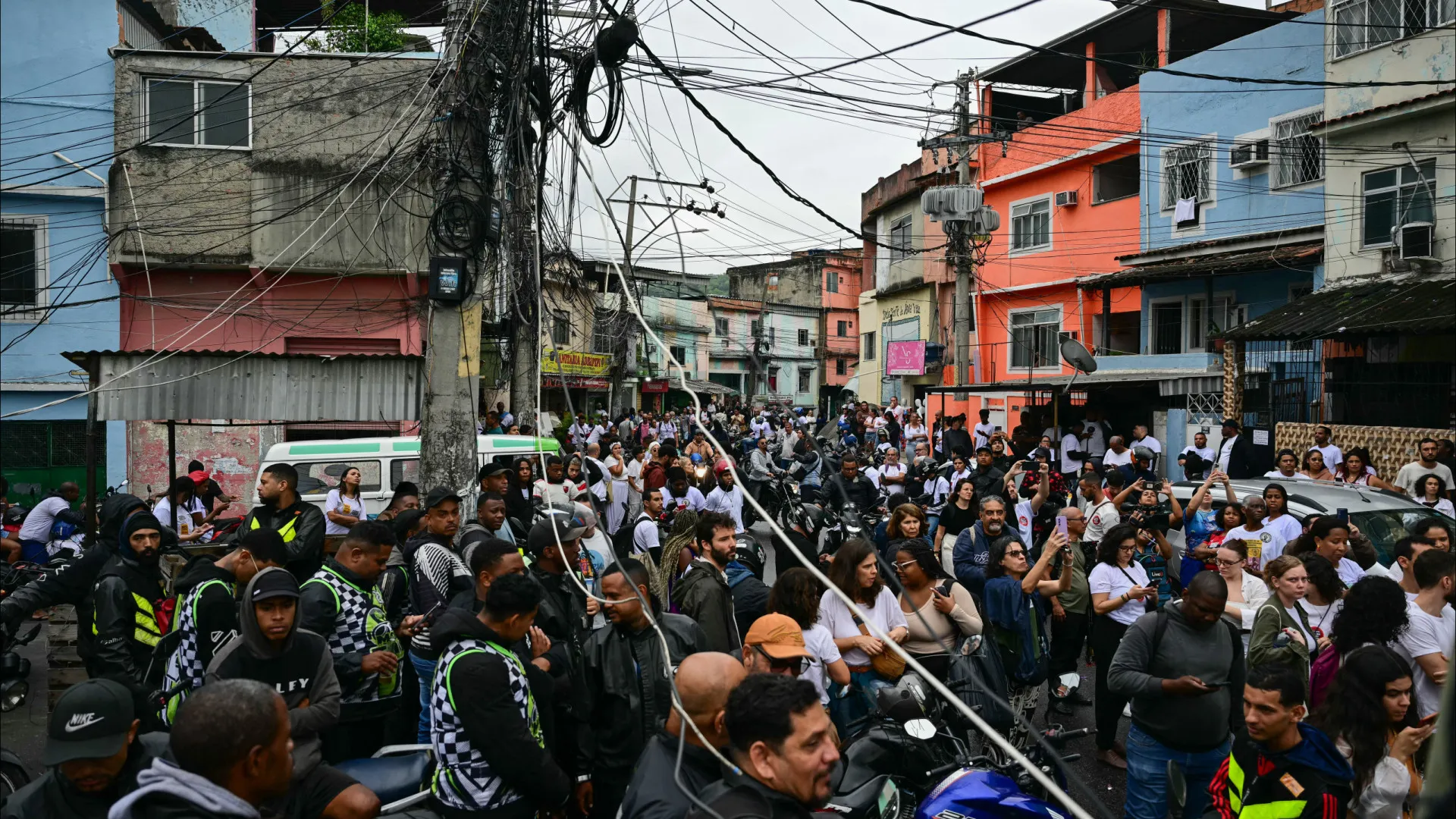 Moradores das favelas do Rio de Janeiro protestam contra