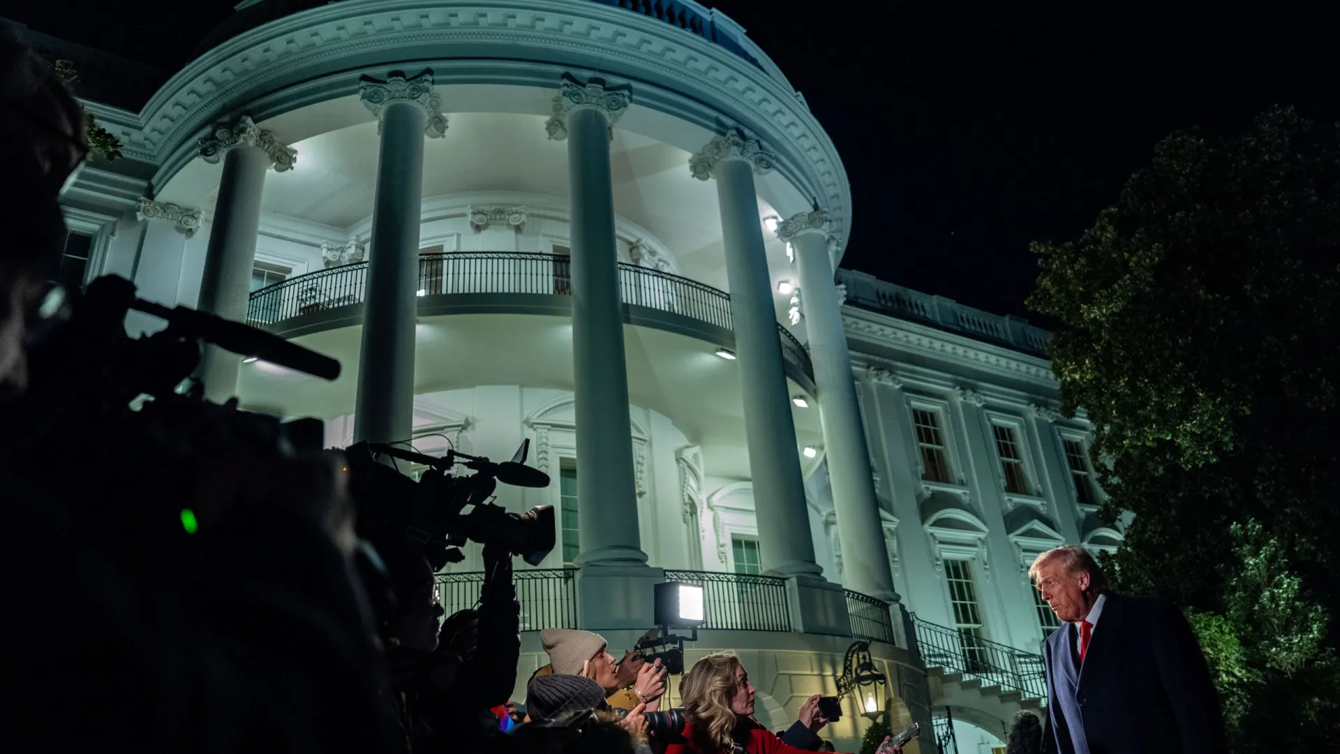 
                    Casa Branca restringe acesso de jornalistas
                