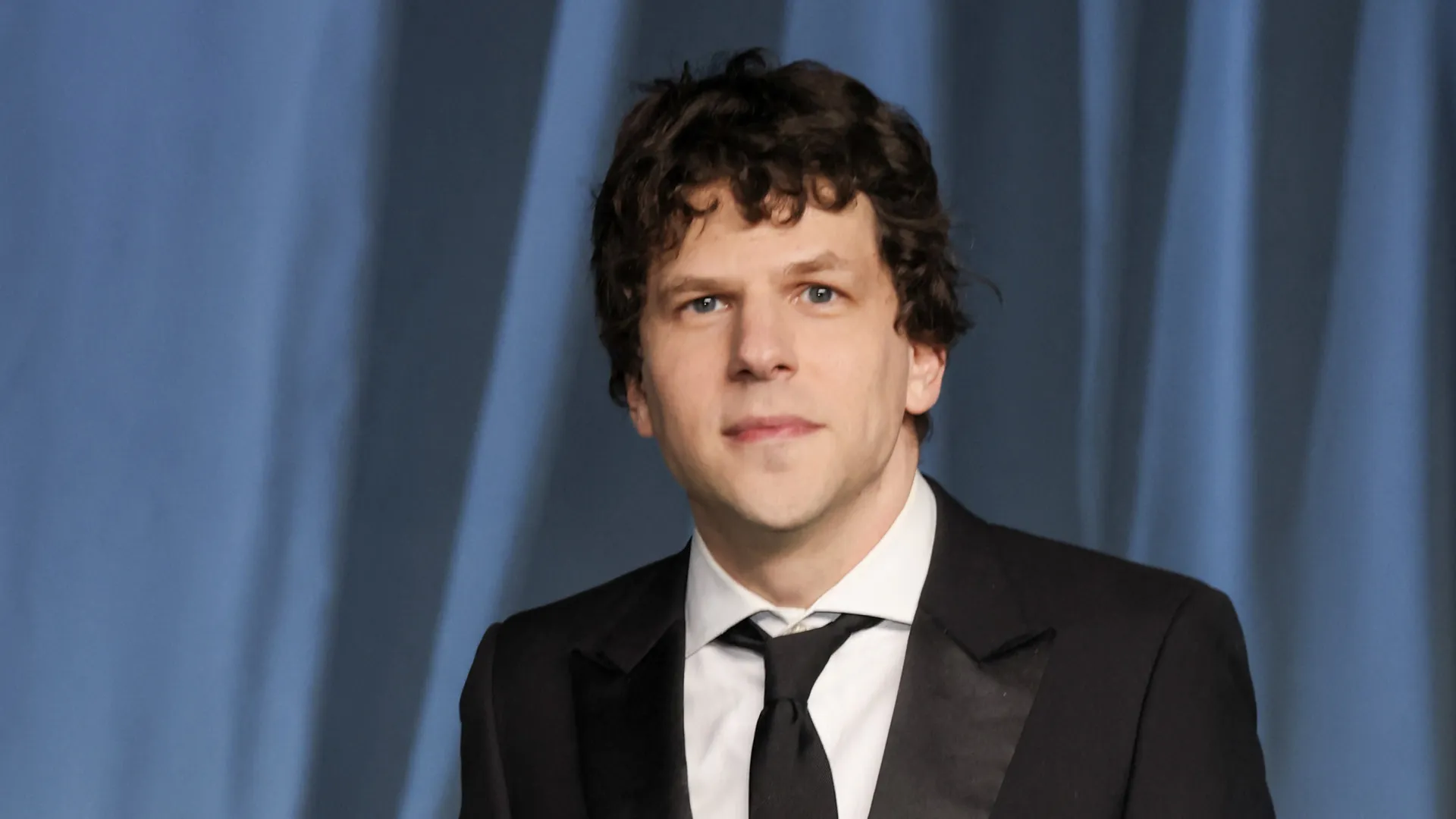 Ator Jesse Eisenberg anuncia que vai doar um rim em dezembro