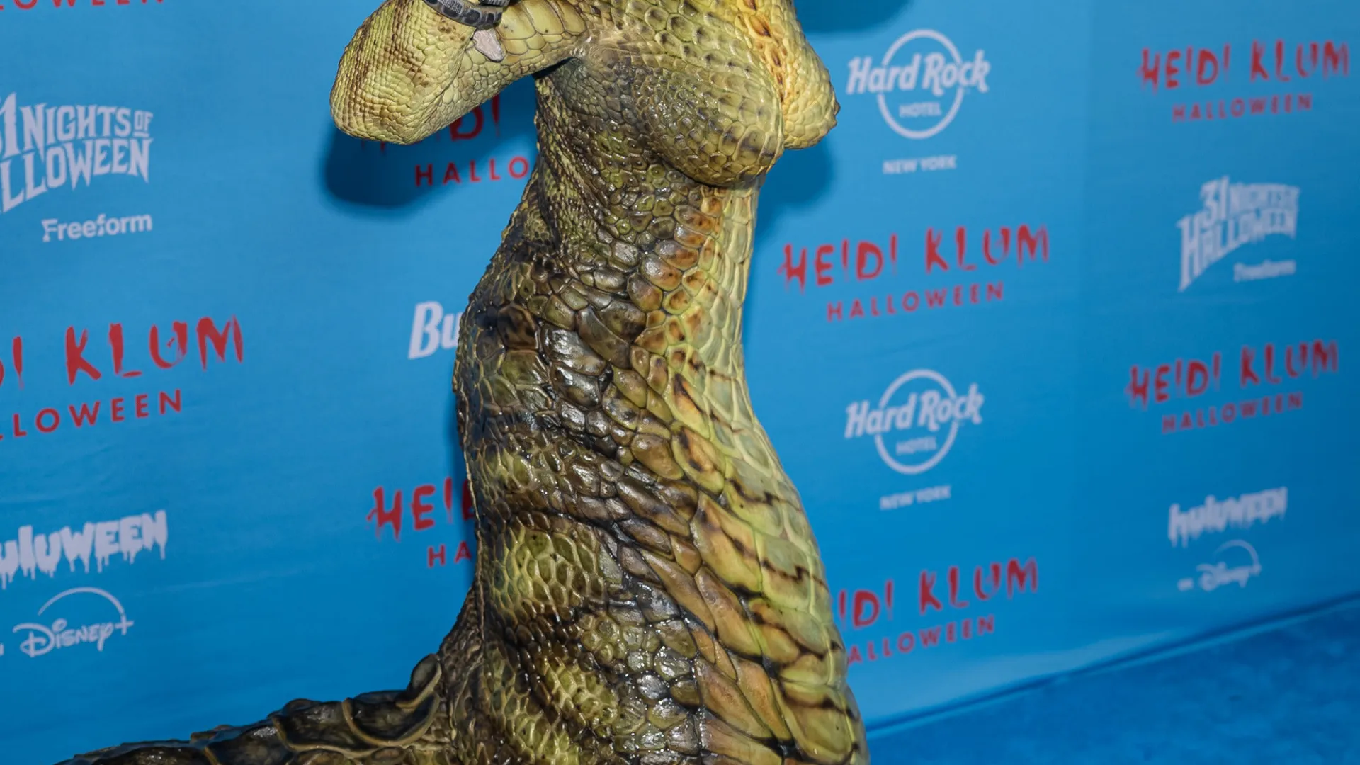 
                    Irreconhecível... O tão esperado disfarce de Halloween de Heidi Klum
                