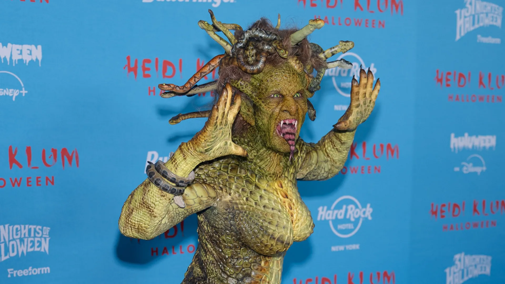 Irreconhecível... O tão esperado disfarce de Halloween de Heidi Klum
