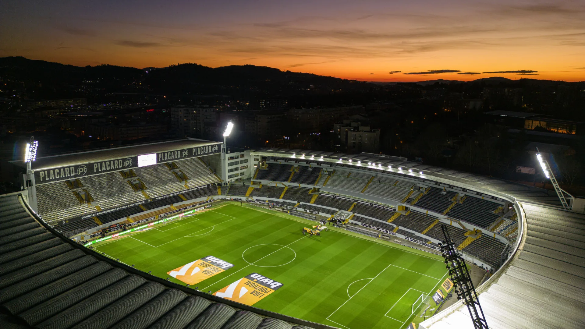 
                    EM DIRETO: Vitória SC e AVS abrem 12.ª jornada em Guimarães
                