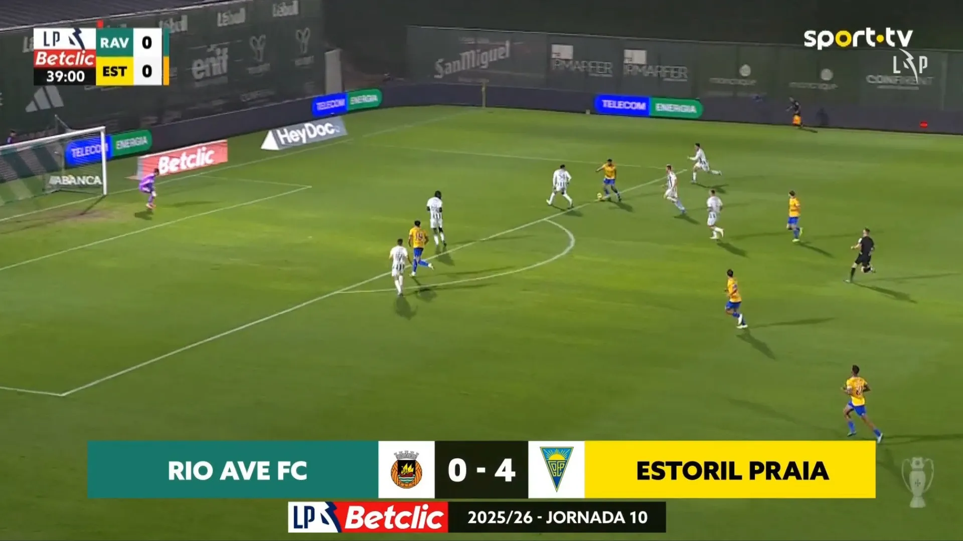 
                    Expulsão 'embalou' Estoril para goleada ao Rio Ave (com um hattrick)
                