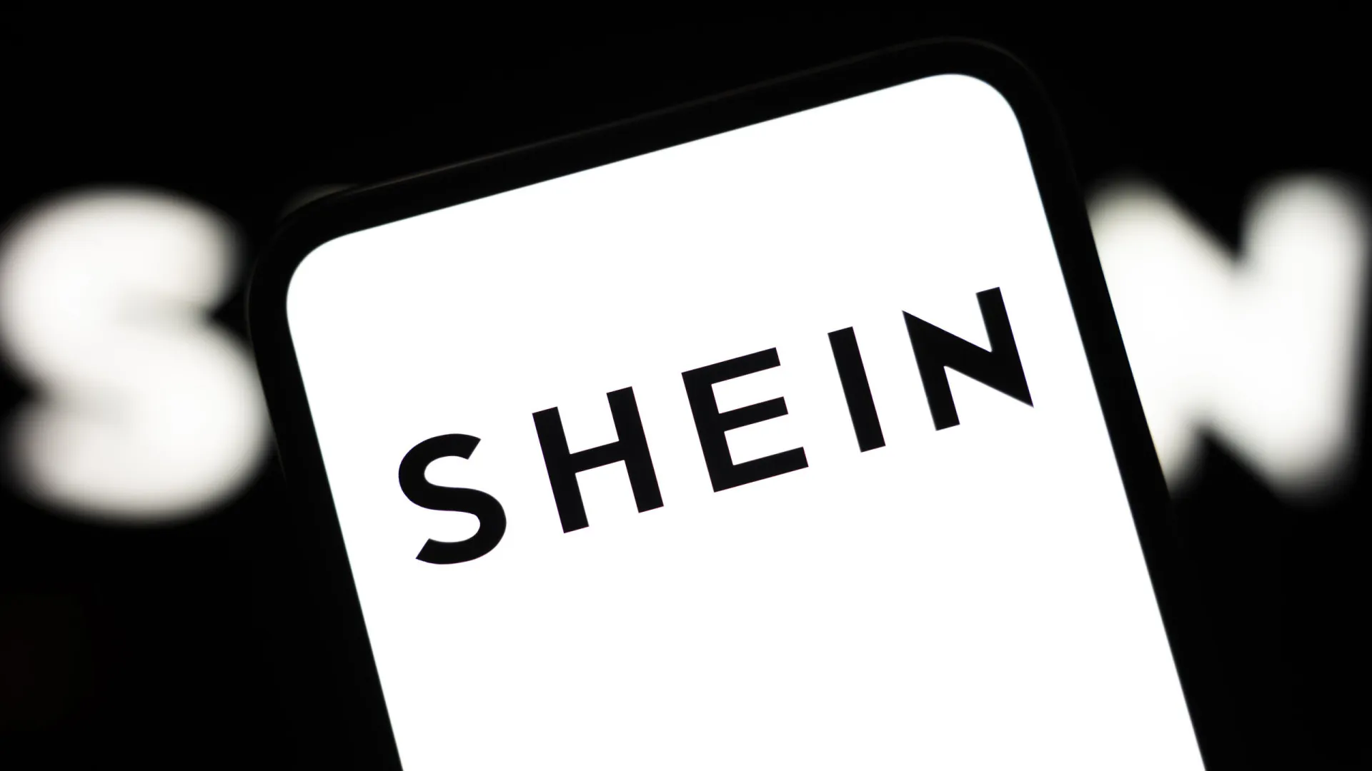 
                    França denuncia venda de bonecas com caráter pedopornográfico na Shein
                