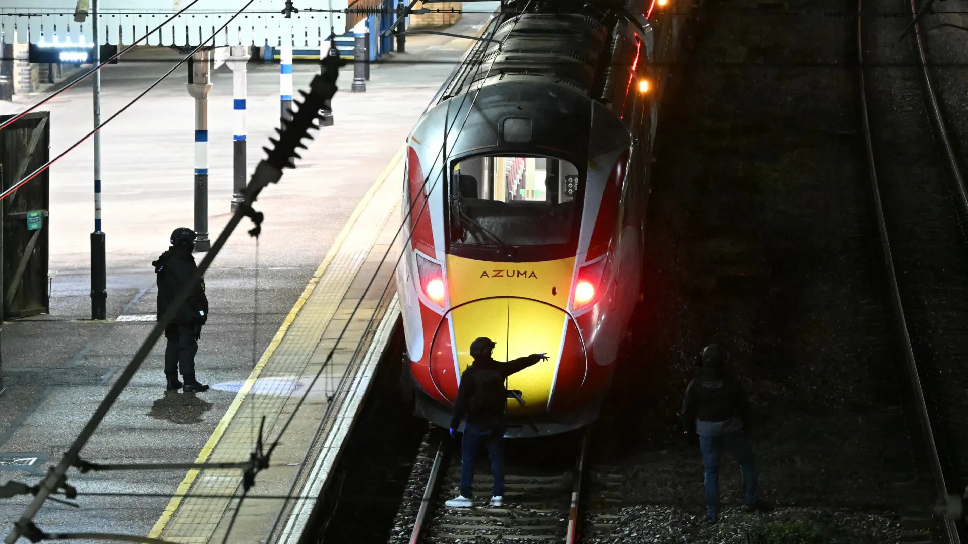 
                    Antes de ataque em comboio, suspeito entrou armado em barbearia. Há vídeo
                