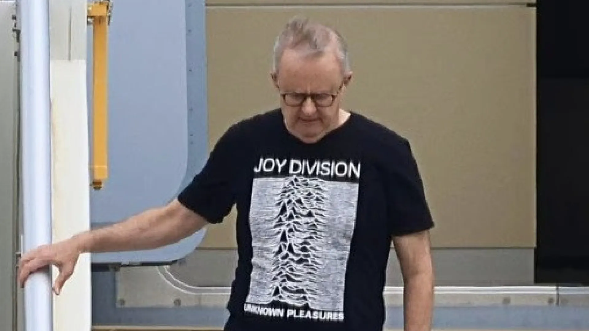 
                    Primeiro-ministro australiano criticado por usar t-shirt dos Joy Division
                