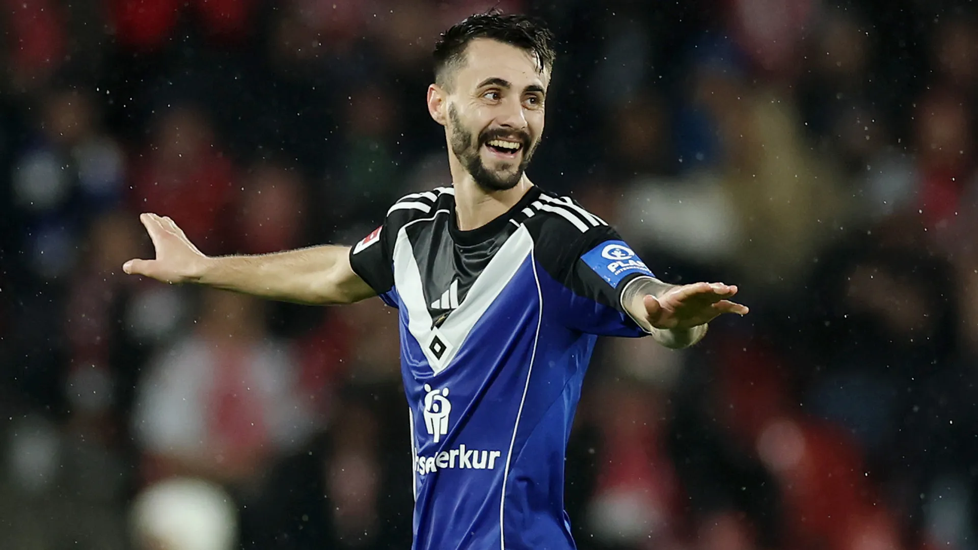 Do golo anulado à expulsão. Hamburgo, de Fábio Vieira, perde em Colónia