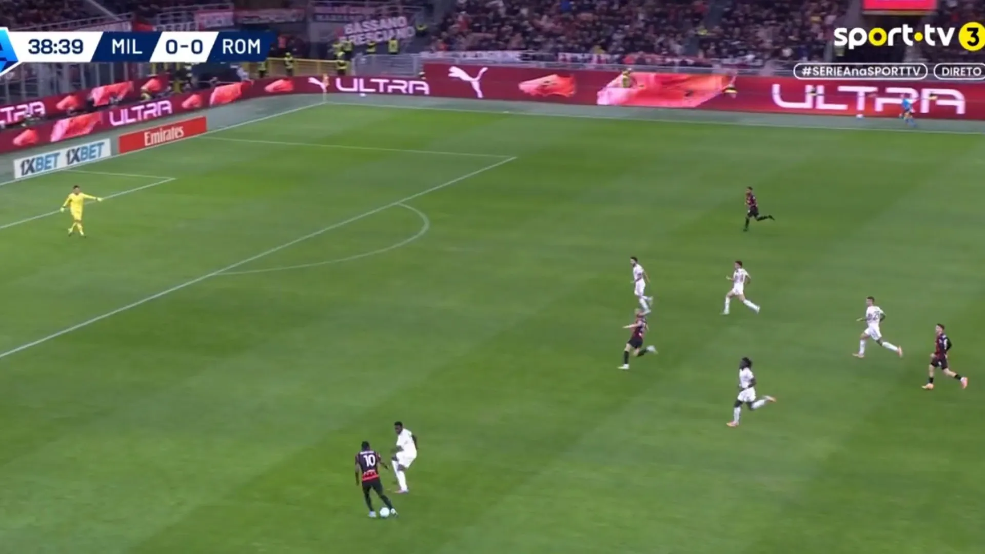 
                    Rafael Leão ligou o modo 'turbo' e assistiu para o 1-0 no AC Milan-Roma
                