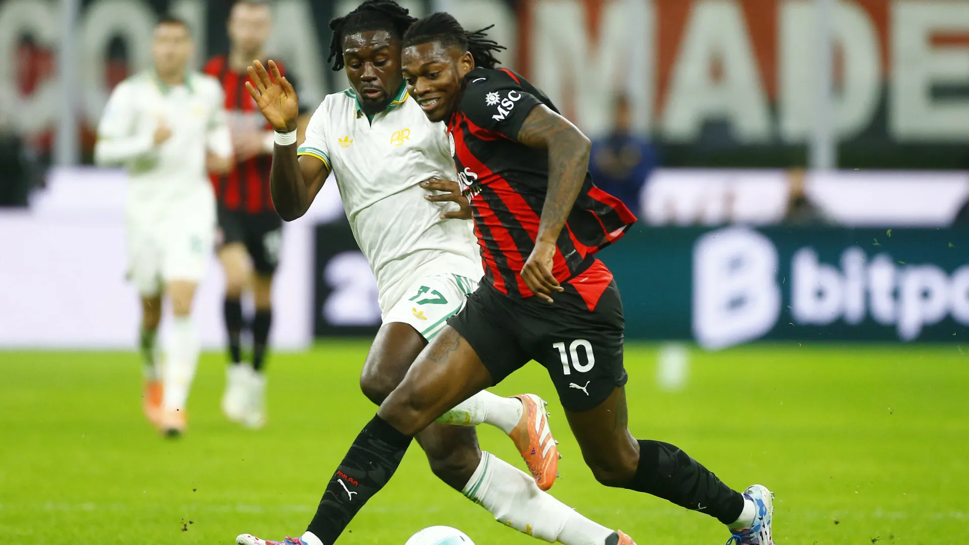 
                    Rafael Leão dá uma 'mão' ao AC Milan e AS Roma falha assalto ao trono
                