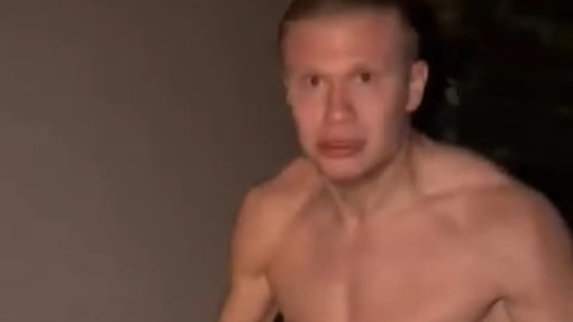 
                    Haaland bisa pelo Manchester City e acaba a noite a sofrer... no banho
                