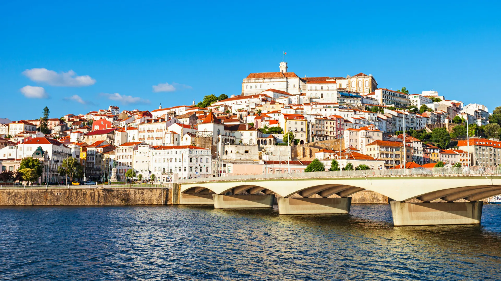 
                    Desabamento de edifício em Coimbra deixa 14 pessoas desalojadas
                