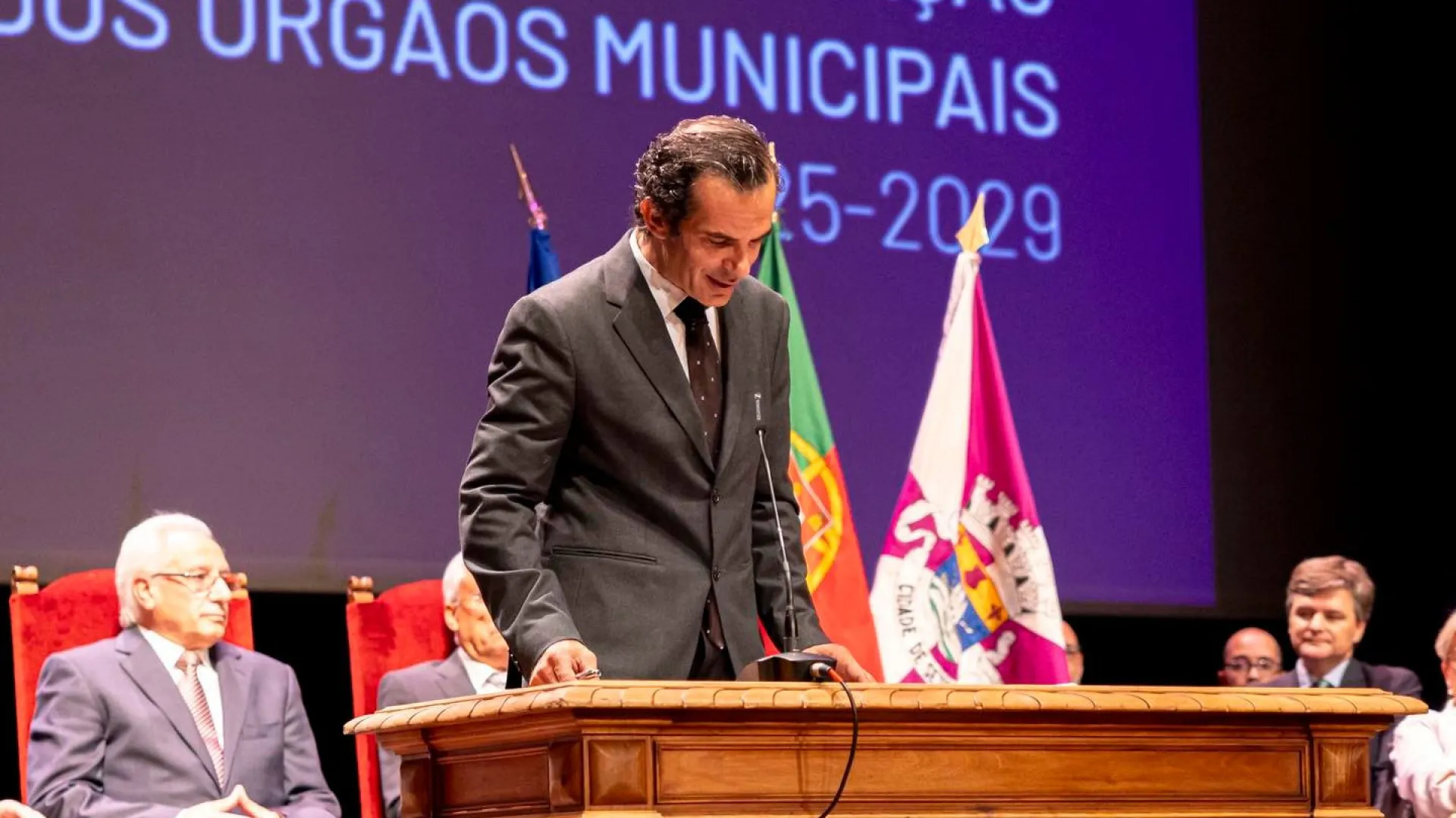 
                    Deputado municipal do PS em Setúbal detido por roubo na via pública
                