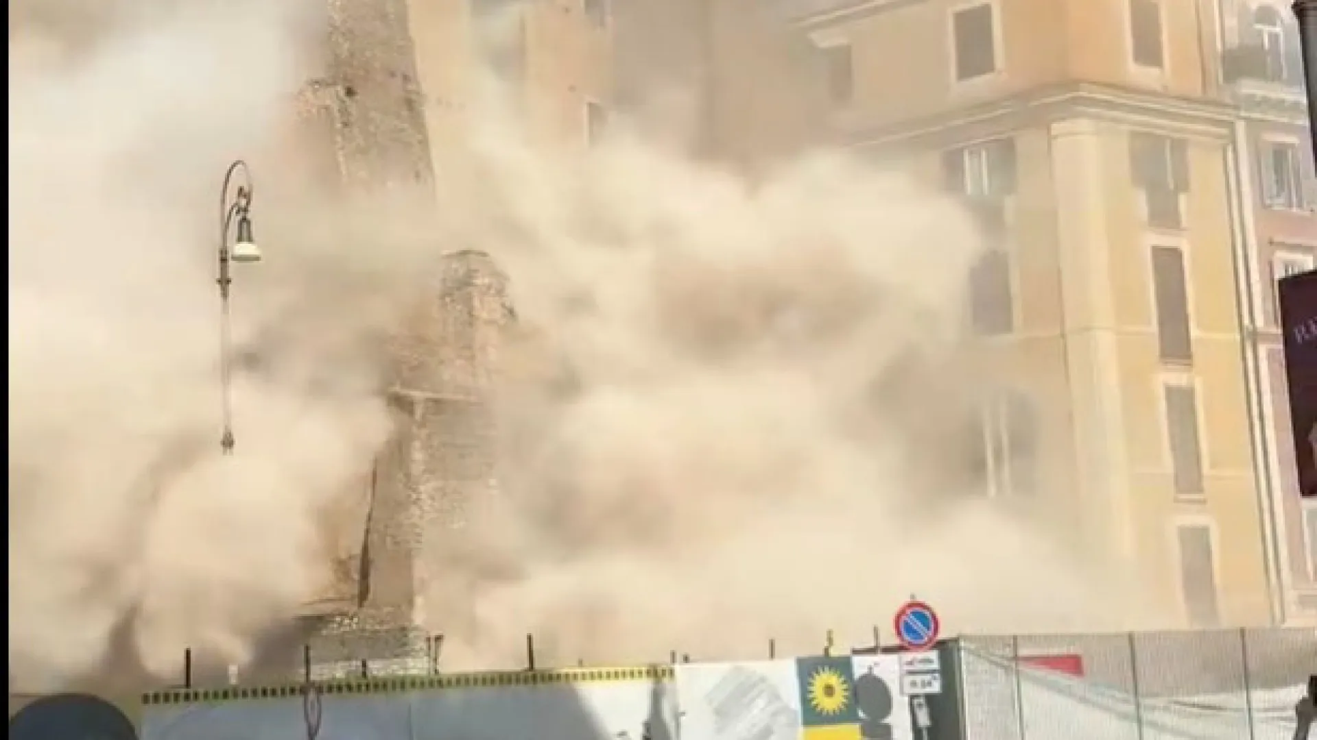 
                    Torre dei Conti colapsa em Roma durante obras. Um trabalhador soterrado
                
