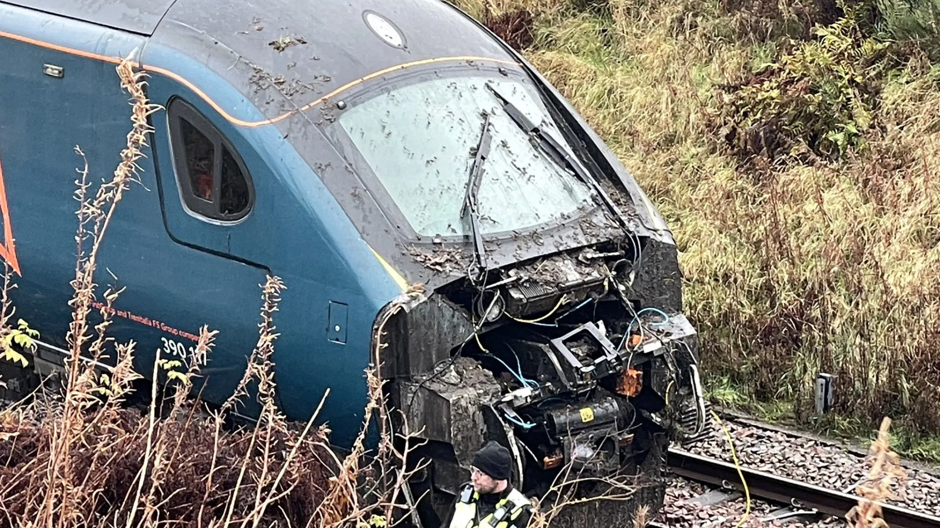 
                    Comboio descarrilou esta manhã no Reino Unido. Veja as imagens
                