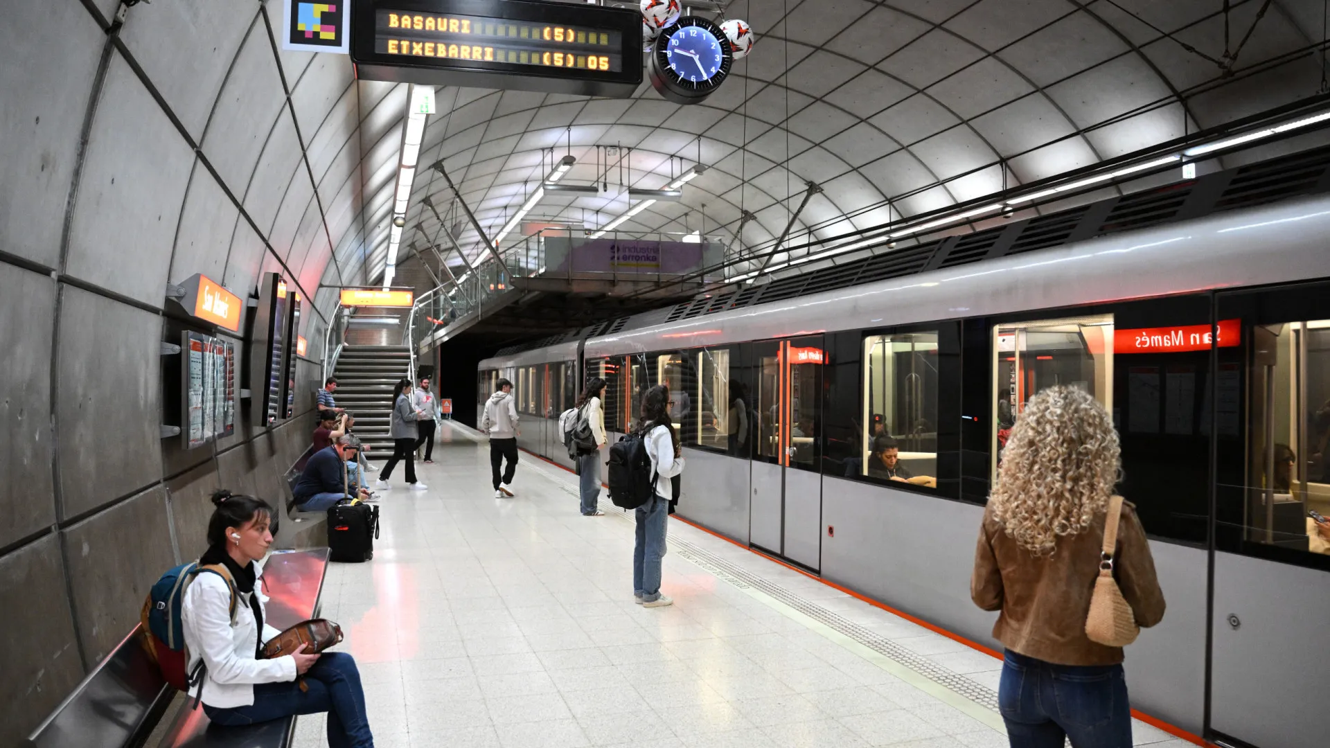 
                    Mulher dá à luz na estação de metro de Bilbao (2.º nascimento em 30 anos)
                