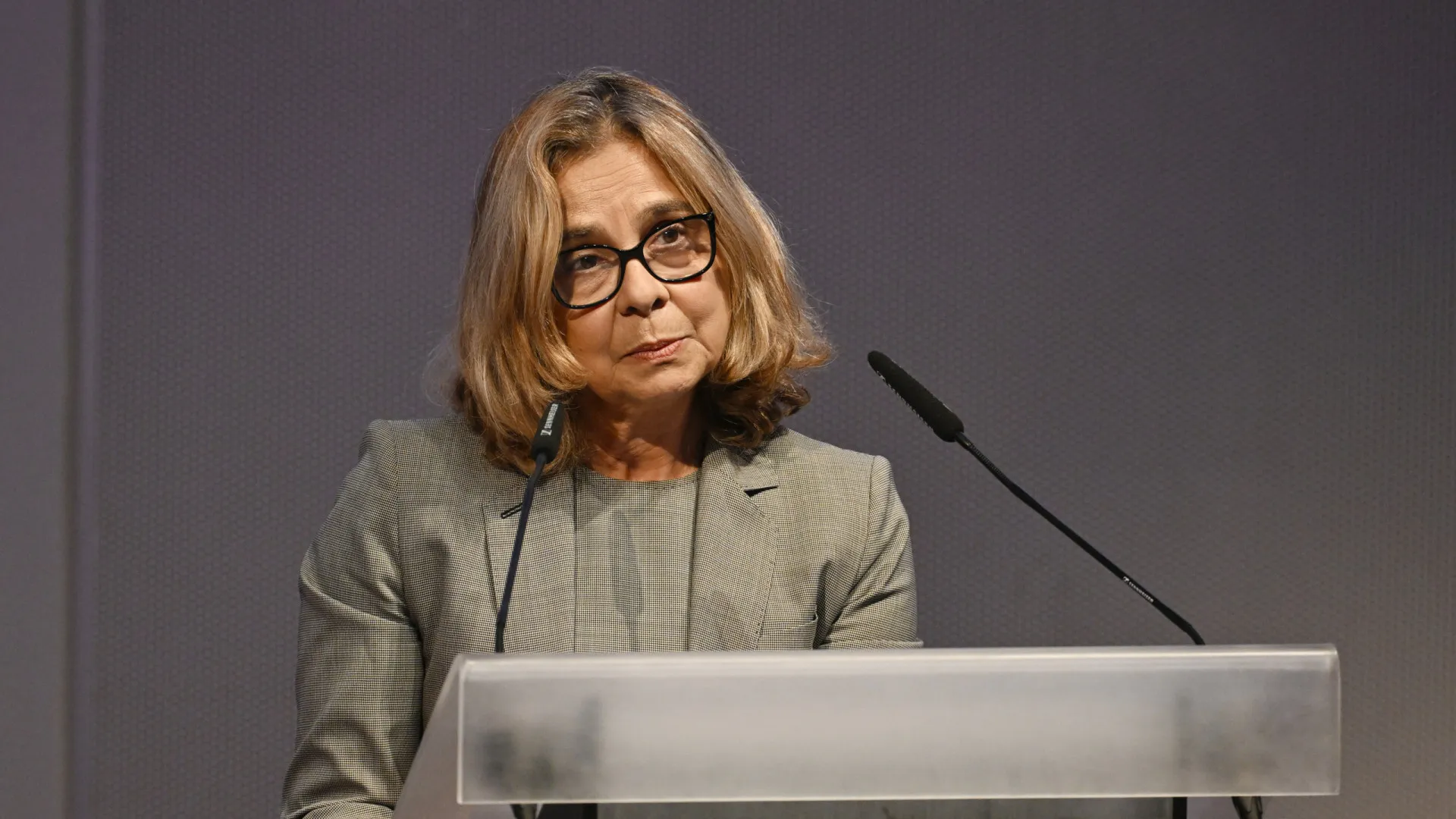 
                    Polémica após polémica, ministra da Saúde mantém-se de pé. Até quando?
                