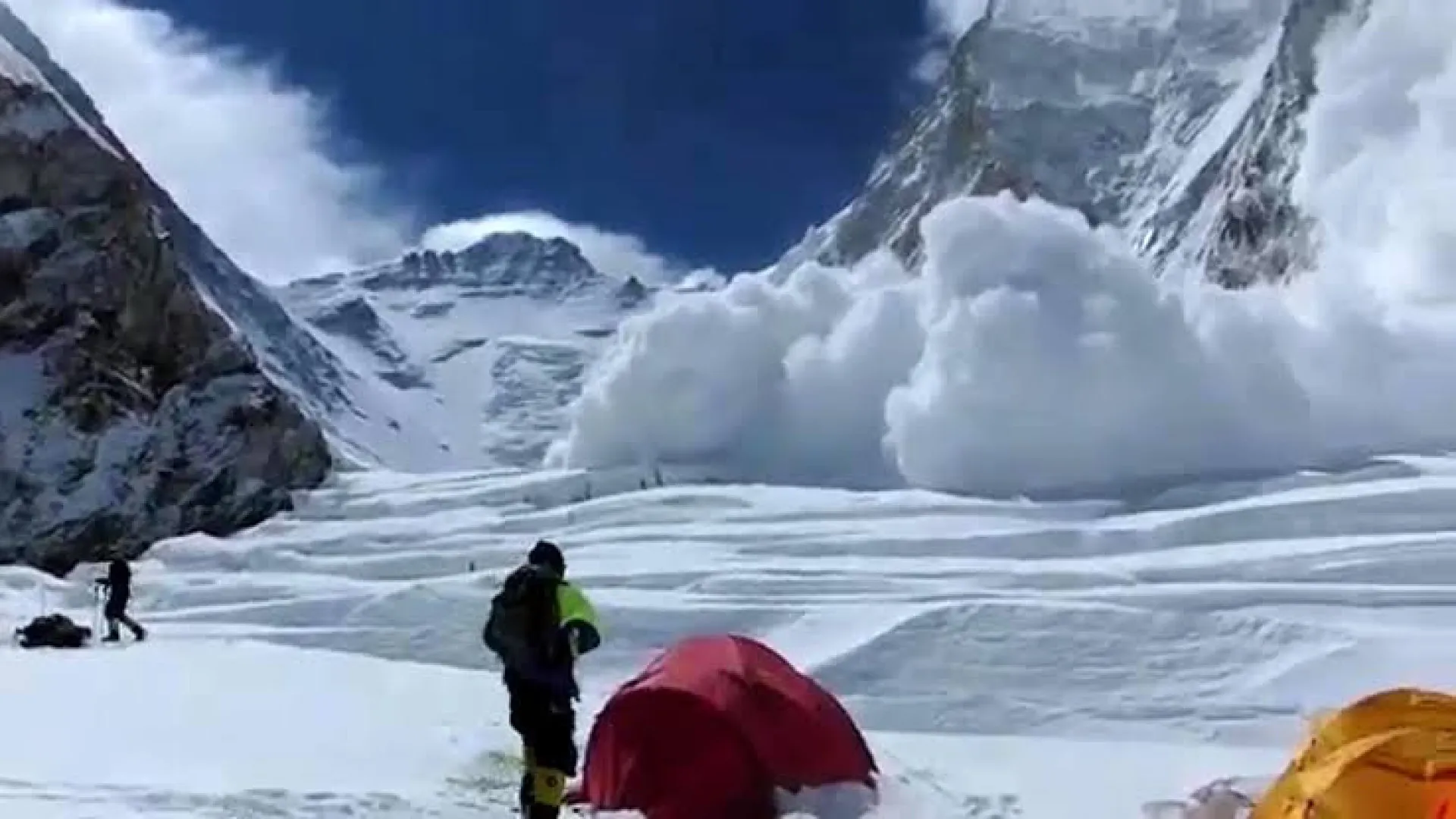 
                    Pelo menos sete mortos e quatro desaparecidos em avalanche no Nepal
                